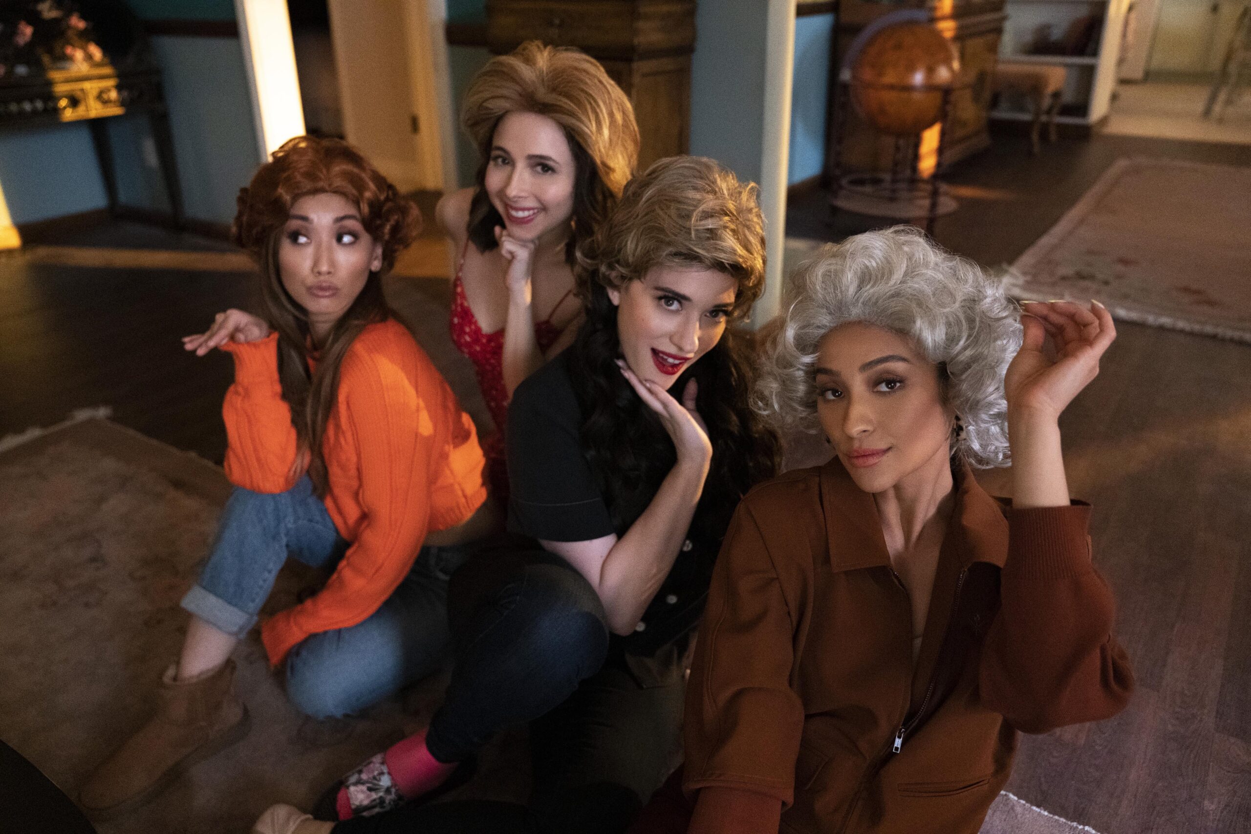 Dollface Episode 102 'Homebody' - Madison (Brenda Song), Izzy (Esther Povitsky), Jules (Kat Dennings), Stella (Shay Mitchell) [tag: Brenda Song, Esther Povitsky, Kat Dennings, Shay Mitchel] [credit: foto di Ali Goldstein; Copyright 2019 Hulu; courtesy of Disney Italia]