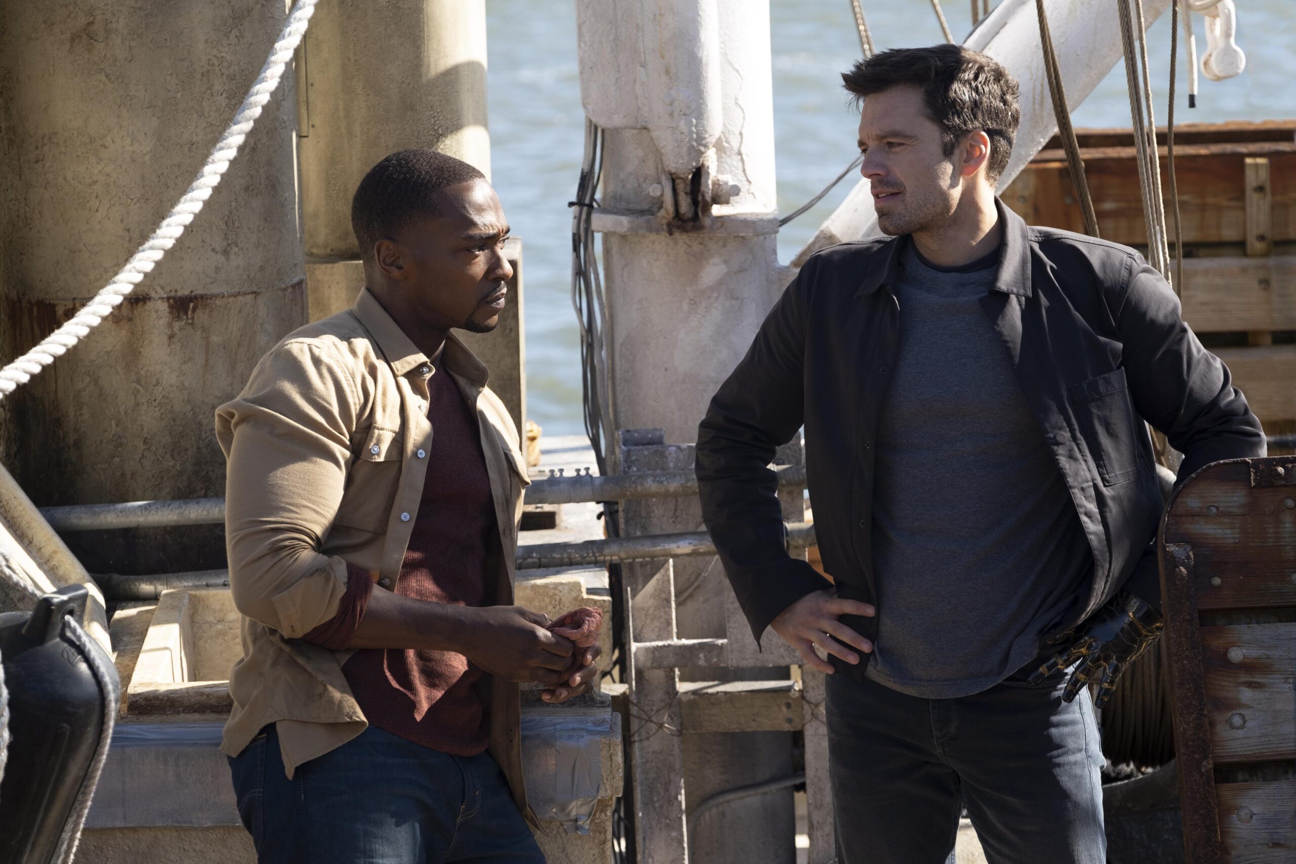 Falcon/Sam Wilson (Anthony Mackie) e Winter Soldier/Bucky Barnes (Sebastian Stan) The Falcon and the Winter Soldier di Marvel Studios su Disney Plus [credit: foto di Chuck Zlotnick; Copyright Marvel Studios 2021. All Rights Reserved; courtesy of Disney Italia]