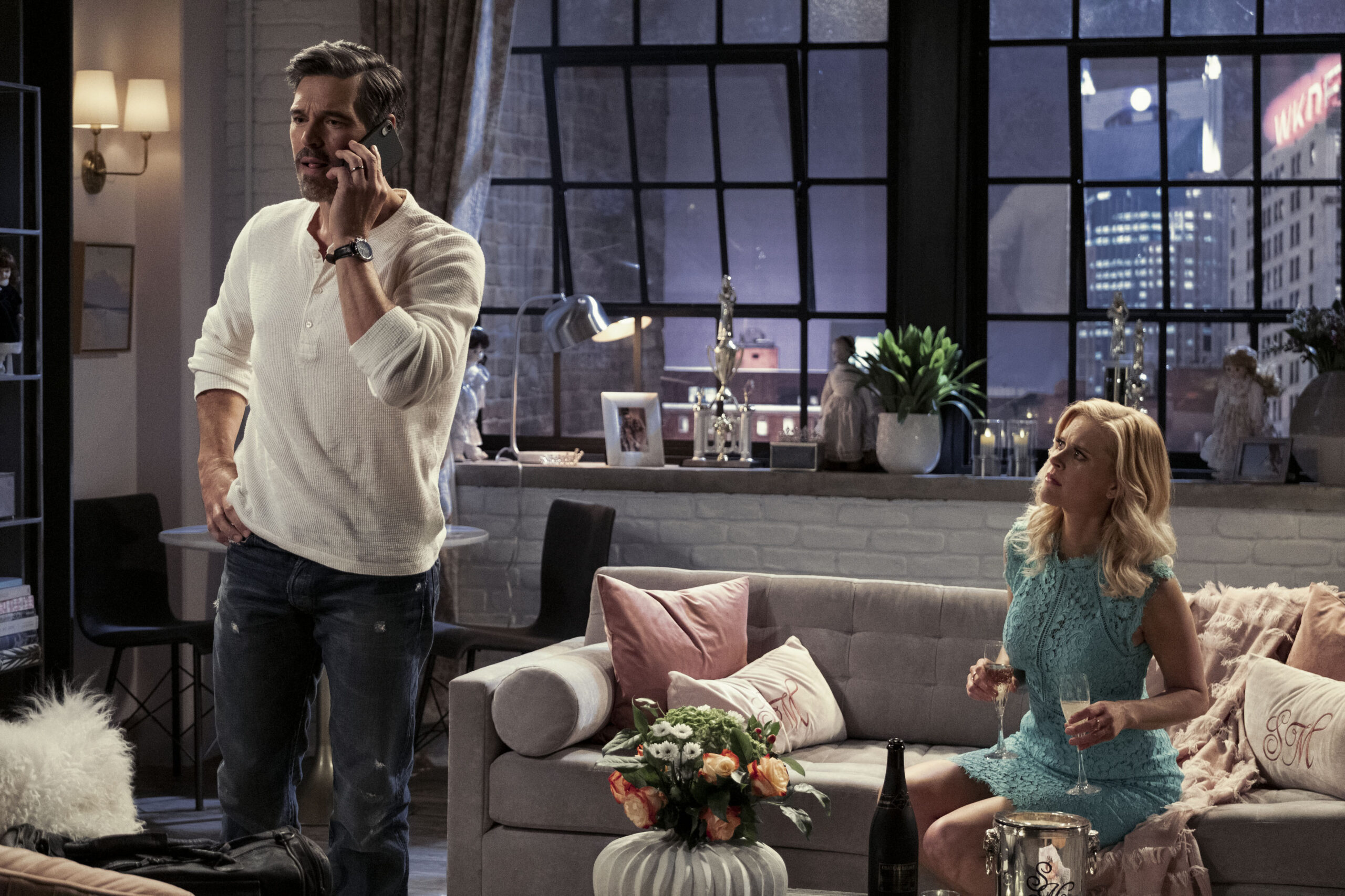 (sinistra-destra) Eddie Cibrian come Beau e Janet Varney come Summer Country Comfort 1x06 [tag: Eddie Cibrian, Janet Varney] [credit: Beth Dubber/Netflix]