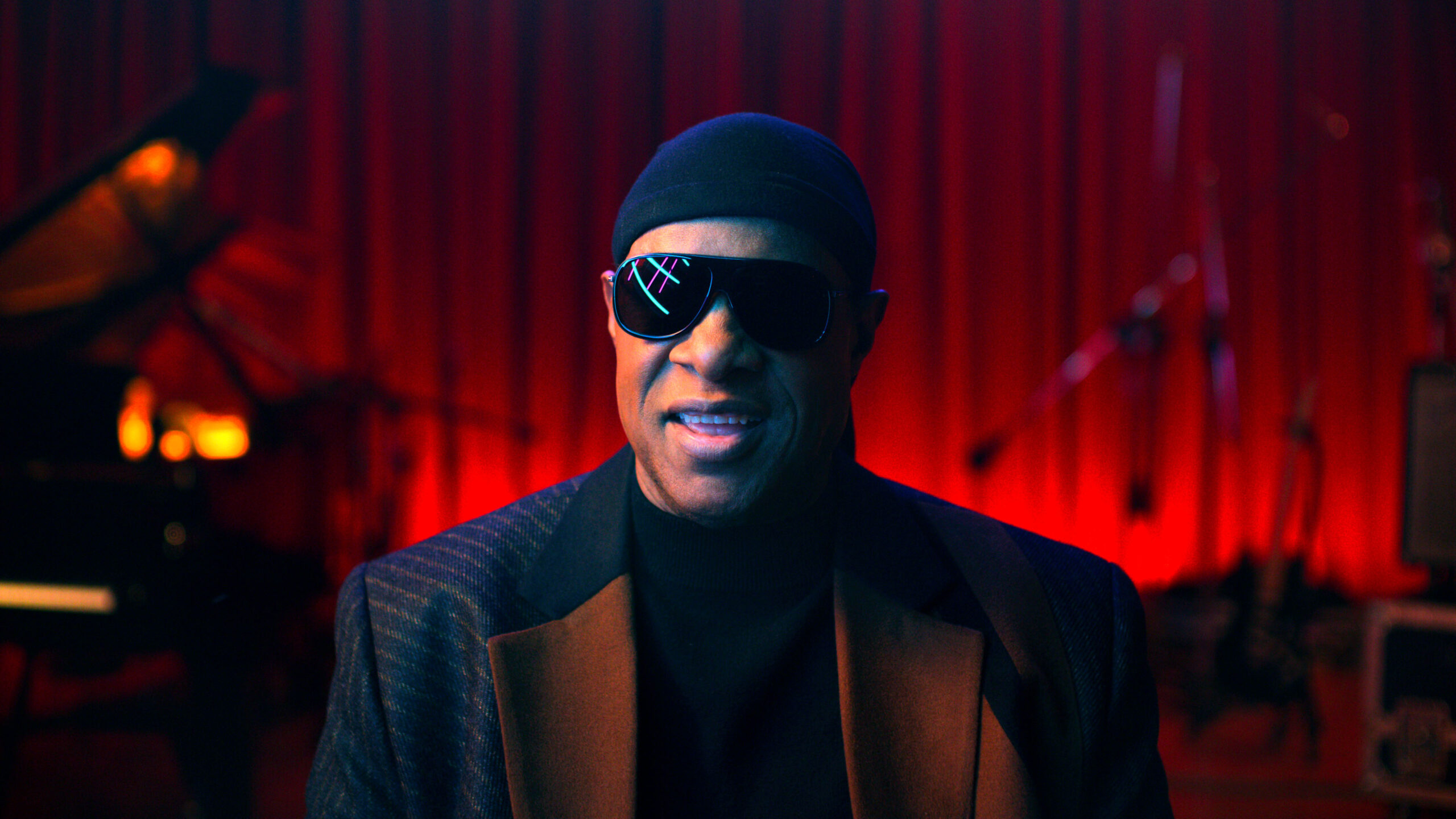 Stevie Wonder in 'Dear...' su Apple TV Plus [tag: Stevie Wonder] [credit: Apple TV Plus]