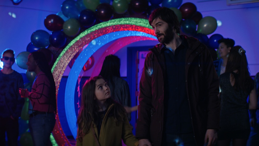 Brooklynn Prince e Jim Sturgess in Home Before Dark 1x06 '88 Miles an Hour' [tag: Brooklynn Prince, Jim Sturgess] [credit: courtesy of Apple TV Plus]