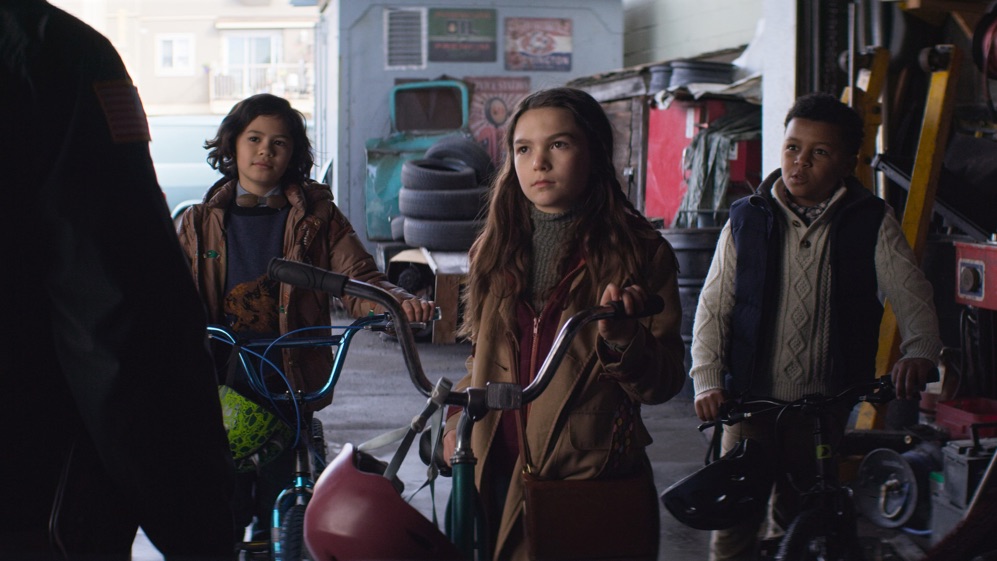 Deric McCabe, Brooklynn Prince e Jibrail Nantambu in Home Before Dark 1x10 'Bigger Than All of US' [tag: Deric McCabe, Brooklynn Prince, Jibrail Nantambu] [credit: courtesy of Apple TV Plus]