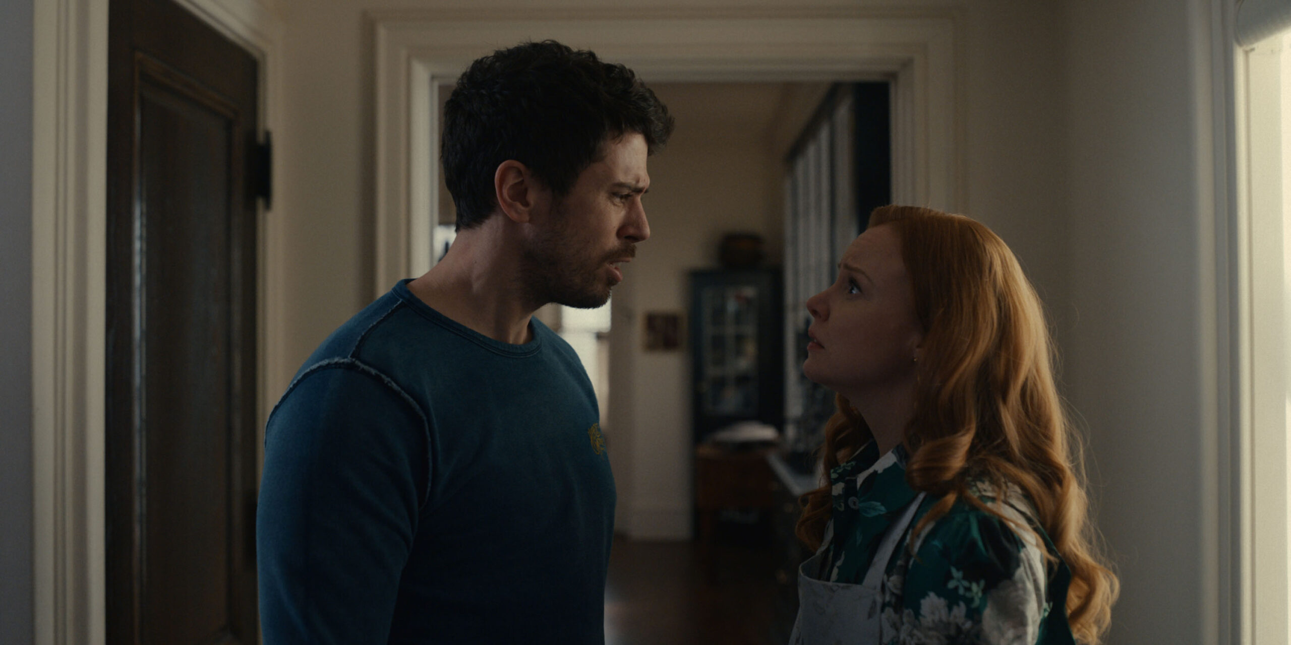 Lauren Ambrose e Toby Kebbell in Servant 2x05 'Cake' [tag: Lauren Ambrose, Toby Kebbell] [credit: courtesy of Apple TV Plus]