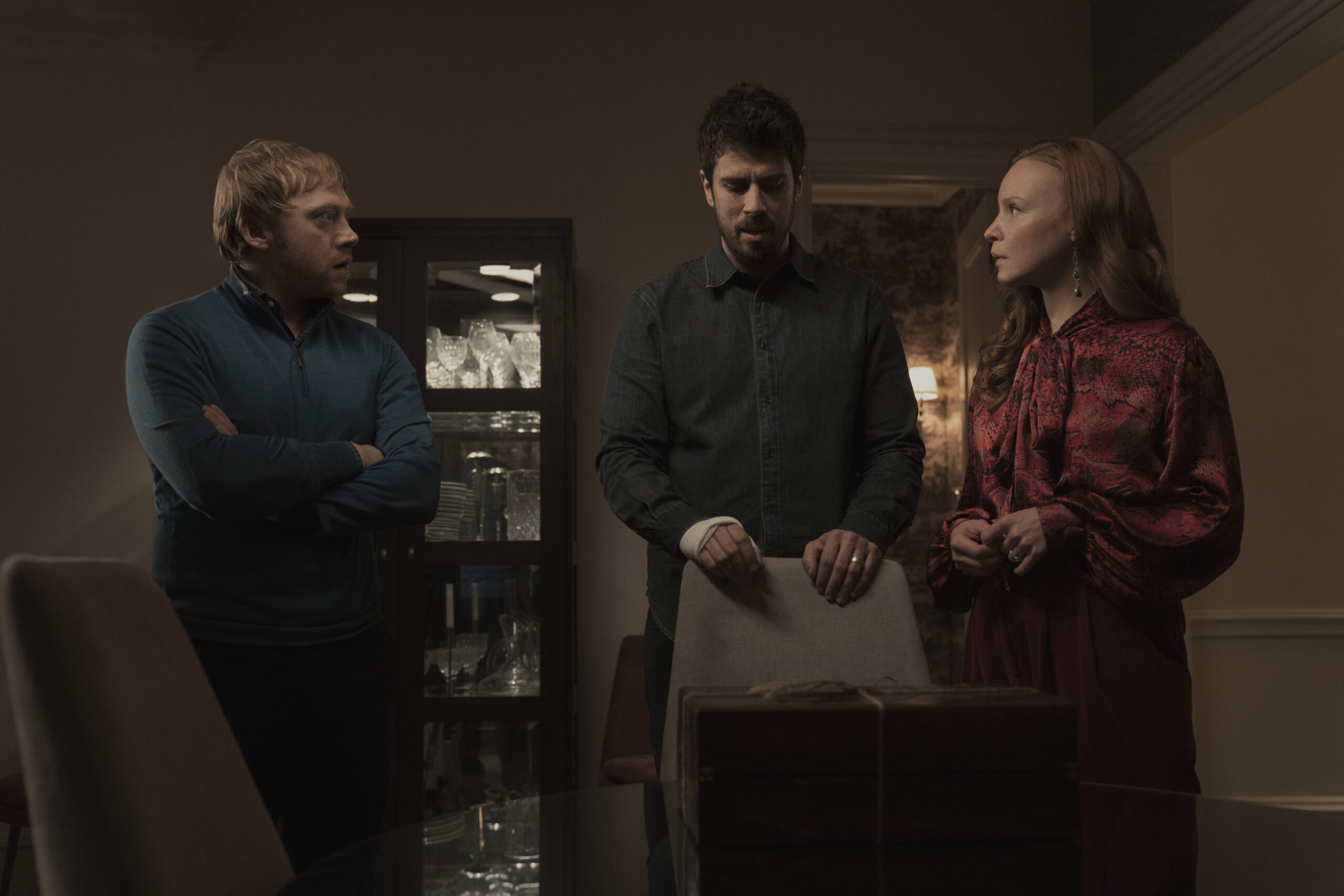 Rupert Grint, Toby Kebbell e Lauren Ambrose in Servant 2x07 'Marino' [tag: Rupert Grint, Toby Kebbell, Lauren Ambrose] [credit: courtesy of Apple TV Plus]