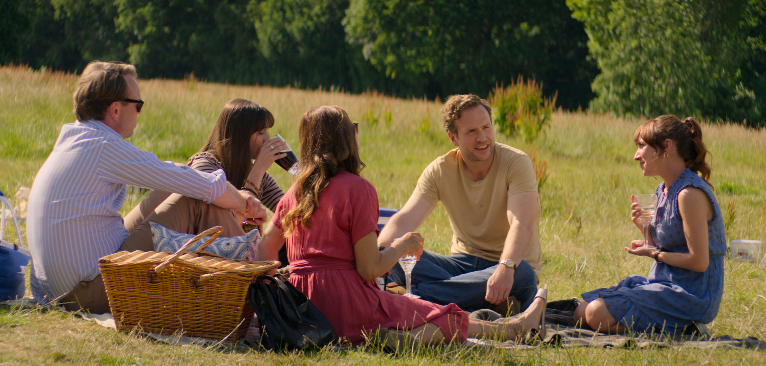 Rafe Spall, Esther Smith, Bruce MacKinnon, Susannah Wise e Karina Fernandez in Trying 1x03 'Tickets for a Queue' [tag: Rafe Spall, Esther Smith, Bruce MacKinnon, Susannah Wise, Karina Fernandez] [credit: Copyright Apple. All rights reserved; courtesy of Apple TV Plus]