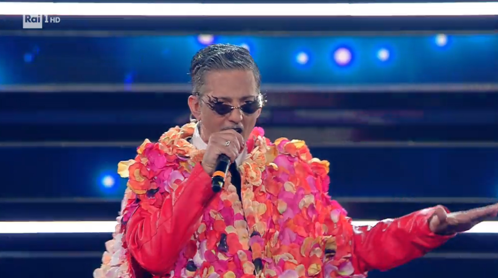 Fiorello canta 'Grazie dei fiori' nella prima serata del Festival di Sanremo 2021 [credit: RaiPlay]