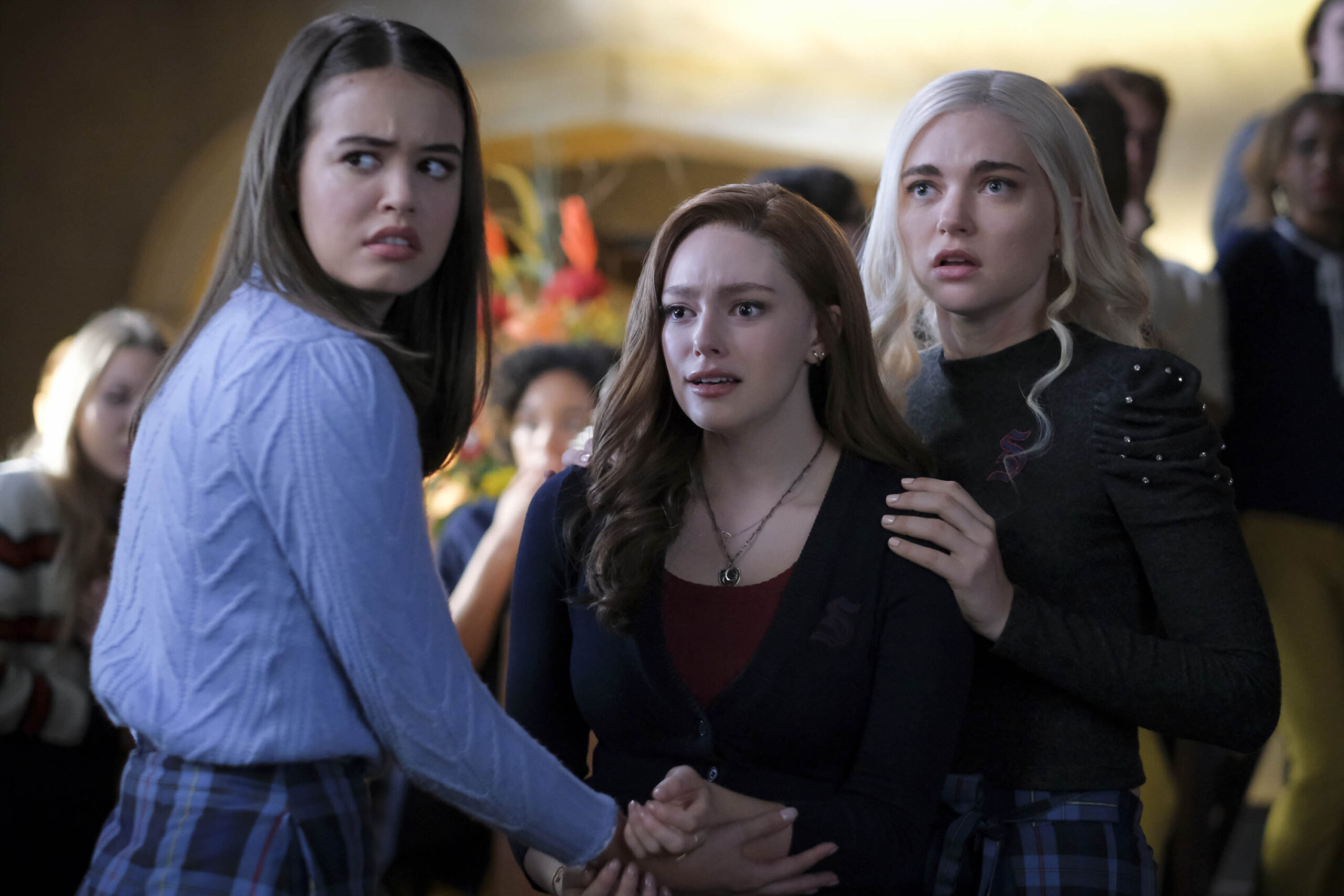 Kaylee Bryant come Josie Saltzman, Danielle Rose Russell come Hope Mikaelson, Jenny Boyd come Lizzie Saltzman in Legacies 2x11 'This Is Why We Don't Entrust Plans to Muppet Babies' [tag: Kaylee Bryant, Danielle Rose Russell, Jenny Boyd] [credit: Copyright Warner Bros. Entertainment, Inc; courtesy of Mediaset]