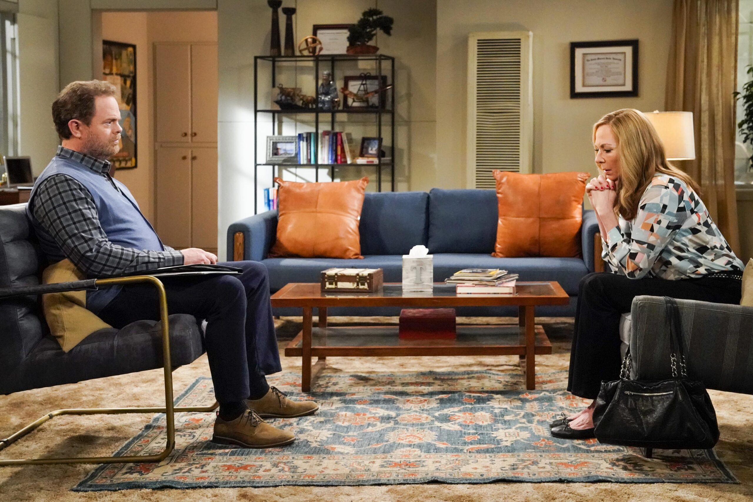 Rainn Wilson come Trevor e Allison Janney come Bonnie in Mom 8x09 'Whip-Its and Emotionally Attuned Babies' [tag: Rainn Wilson, Allison Janney] [credit: courtesy of Mediaset]