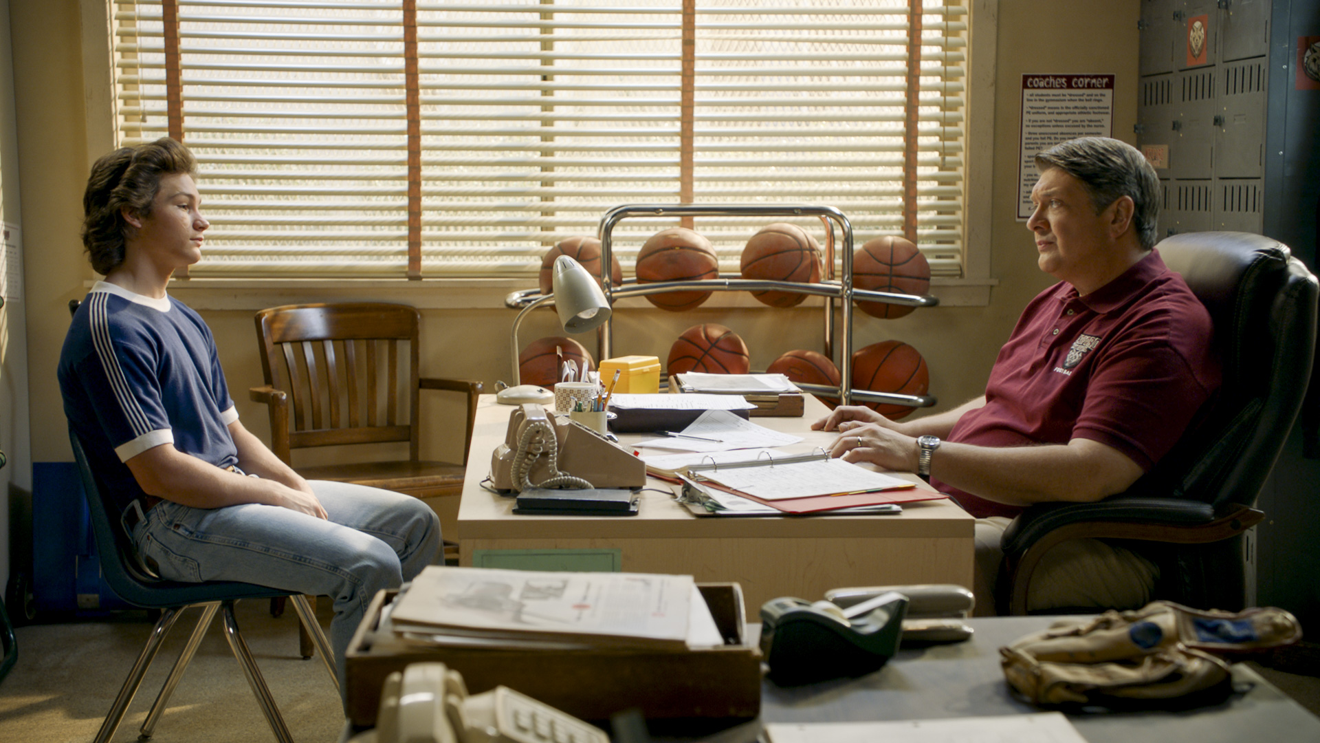 Montana Jordan (Georgie) e Lance Barber (George Sr.) in Young Sheldon 4x08 'An Existential Crisis and a Bear That Makes Bubbles' [tag: Montana Jordan, Lance Barber] [credit: courtesy of Mediaset]