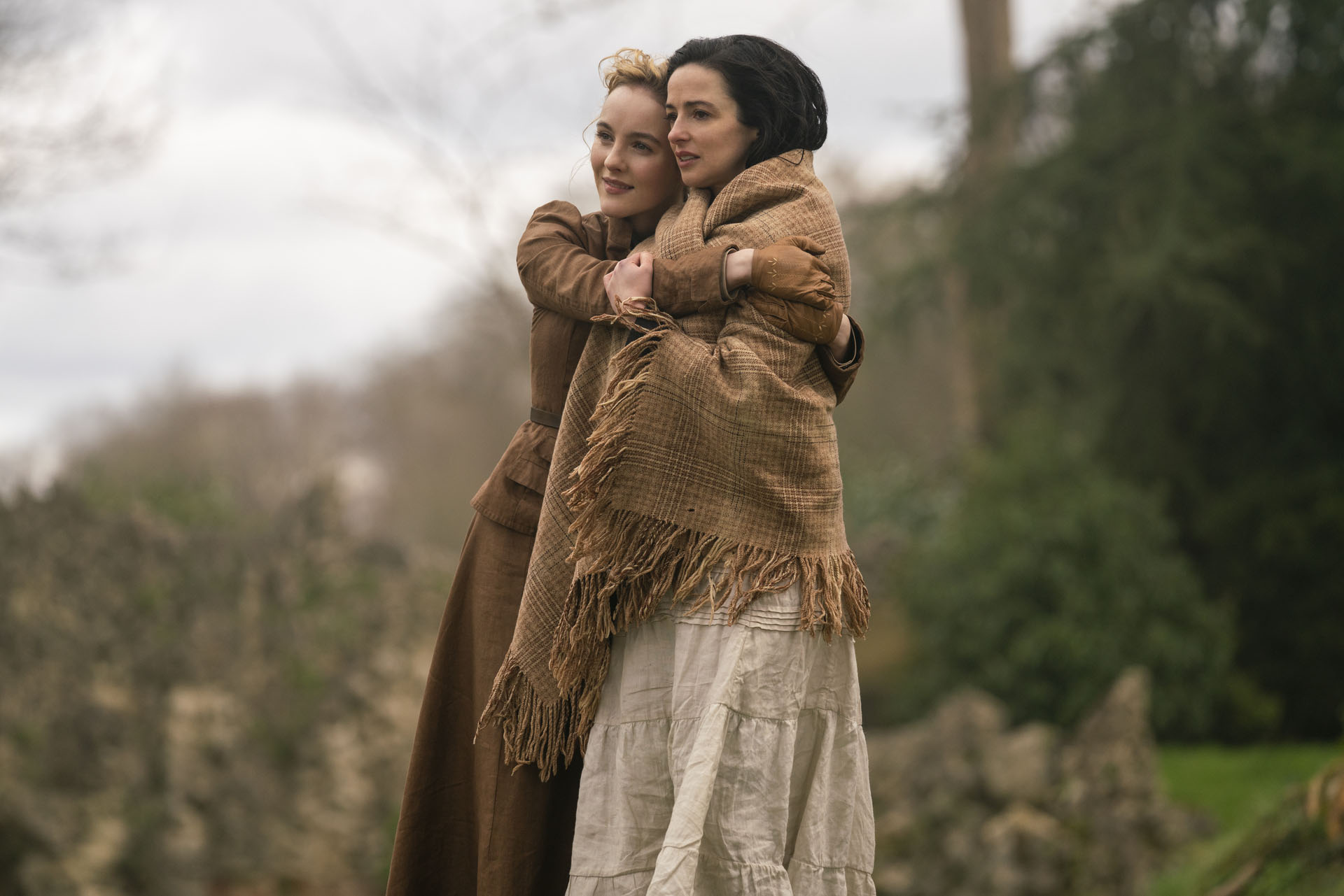 Ann Skelly e Laura Donnelly in The Nevers 1x04 'Undertaking' [tag: Ann Skelly, Laura Donnelly] [credit: HBO / Keith Bernstein; courtesy of WarnerMedia]