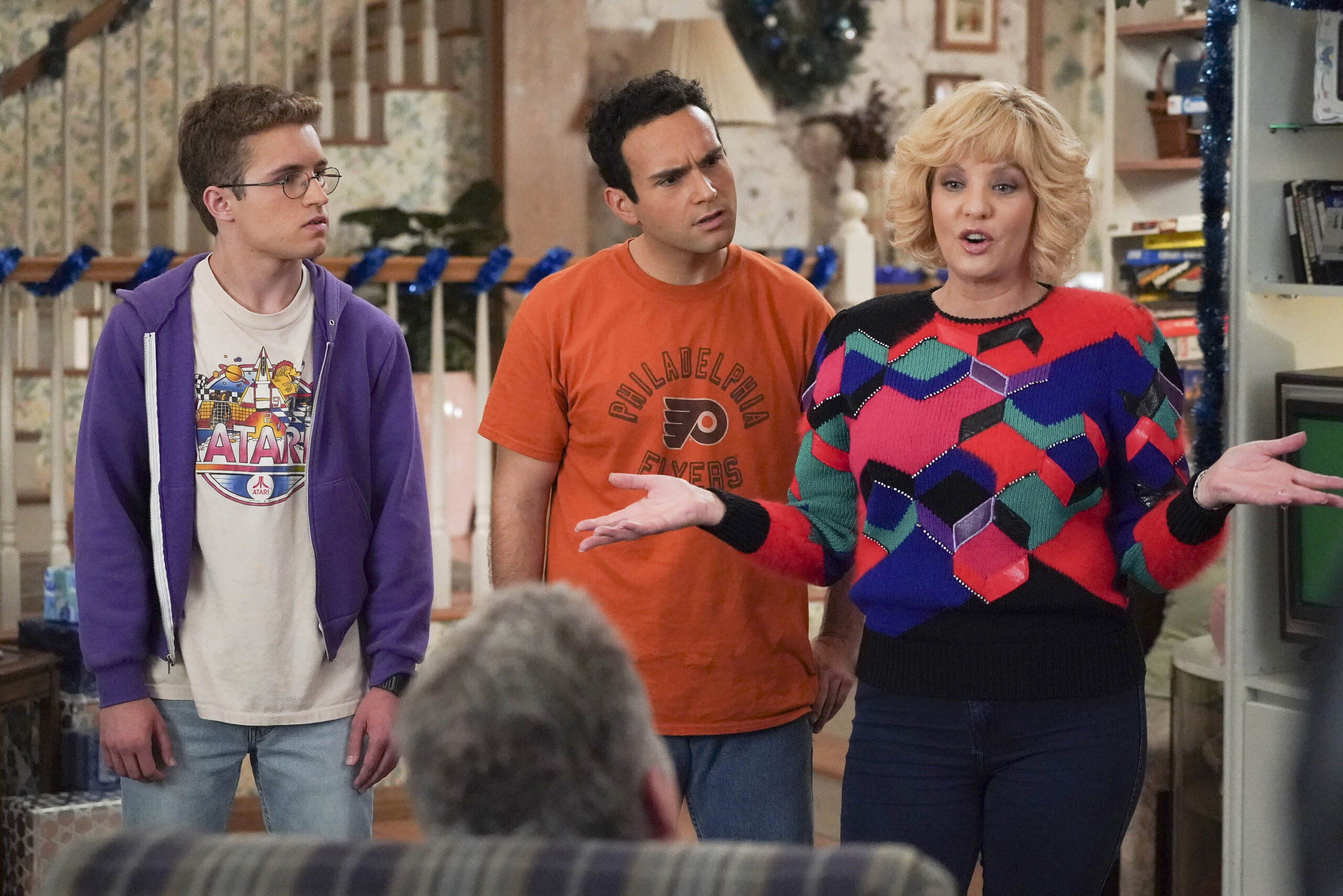 Wendi Mclendon-Covey (Beverly Goldberg), Sean Giambrone (Adam Goldberg) e Troy Gentile (Barry Goldberg) in The Goldbergs - 8x06 [tag: Wendi Mclendon-Covey, Sean Giambrone, Troy Gentile] [credit: Richard Cartwright; Copyright 2020 American Broadcasting Companies, Inc. All rights reserved; courtesy of Mediaset]