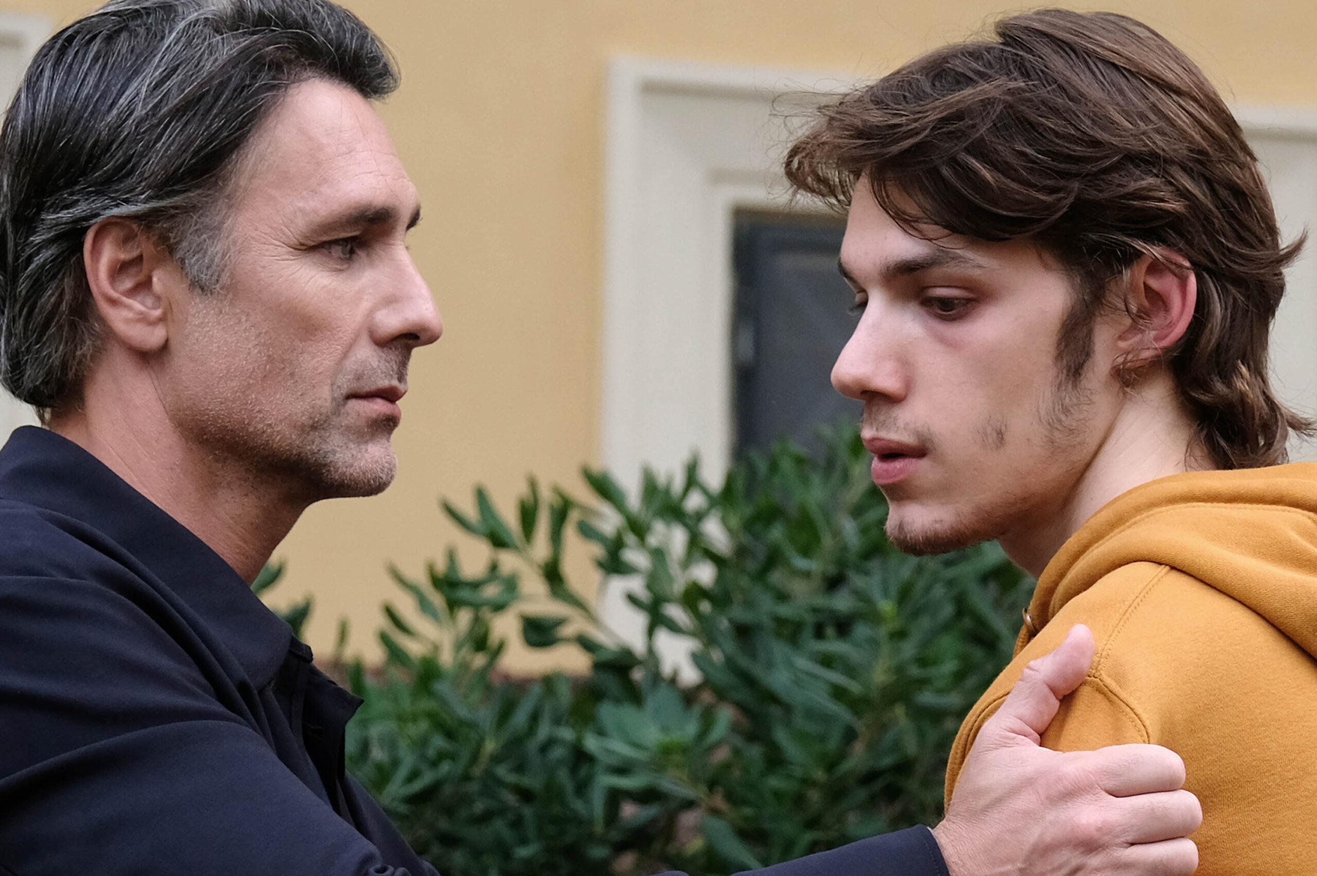 Raoul Bova come Giulio Borghi e Matteo Oscar Giuggioli come Jacopo Borghi nella terza puntata di Buongiorno, Mamma! [tag: Raoul Bova, Matteo Oscar Giuggioli] [credit: courtesy of Ufficio Stampa Mediaset]