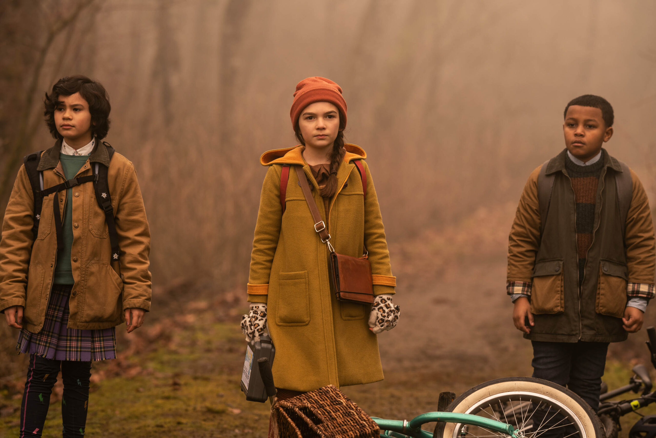 Deric McCabe, Brooklynn Prince e Jibrail Nantambu in Home Before Dark 2x03 [tag: Deric McCabe, Brooklynn Prince, Jibrail Nantambu] [credit: courtesy of Apple]