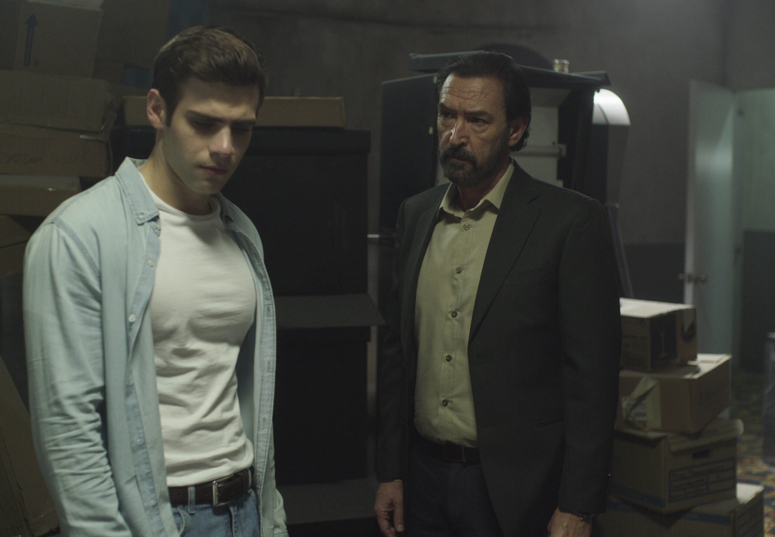 (S-D) Andres Baida come Rodolfo Joven e Gines Garcia Millan come Cesar in Che fine ha fatto Sara? 2x05 'The Dead Speak' [tag: Andres Baida, Gines Garcia Millan] [credit: courtesy of Netflix]