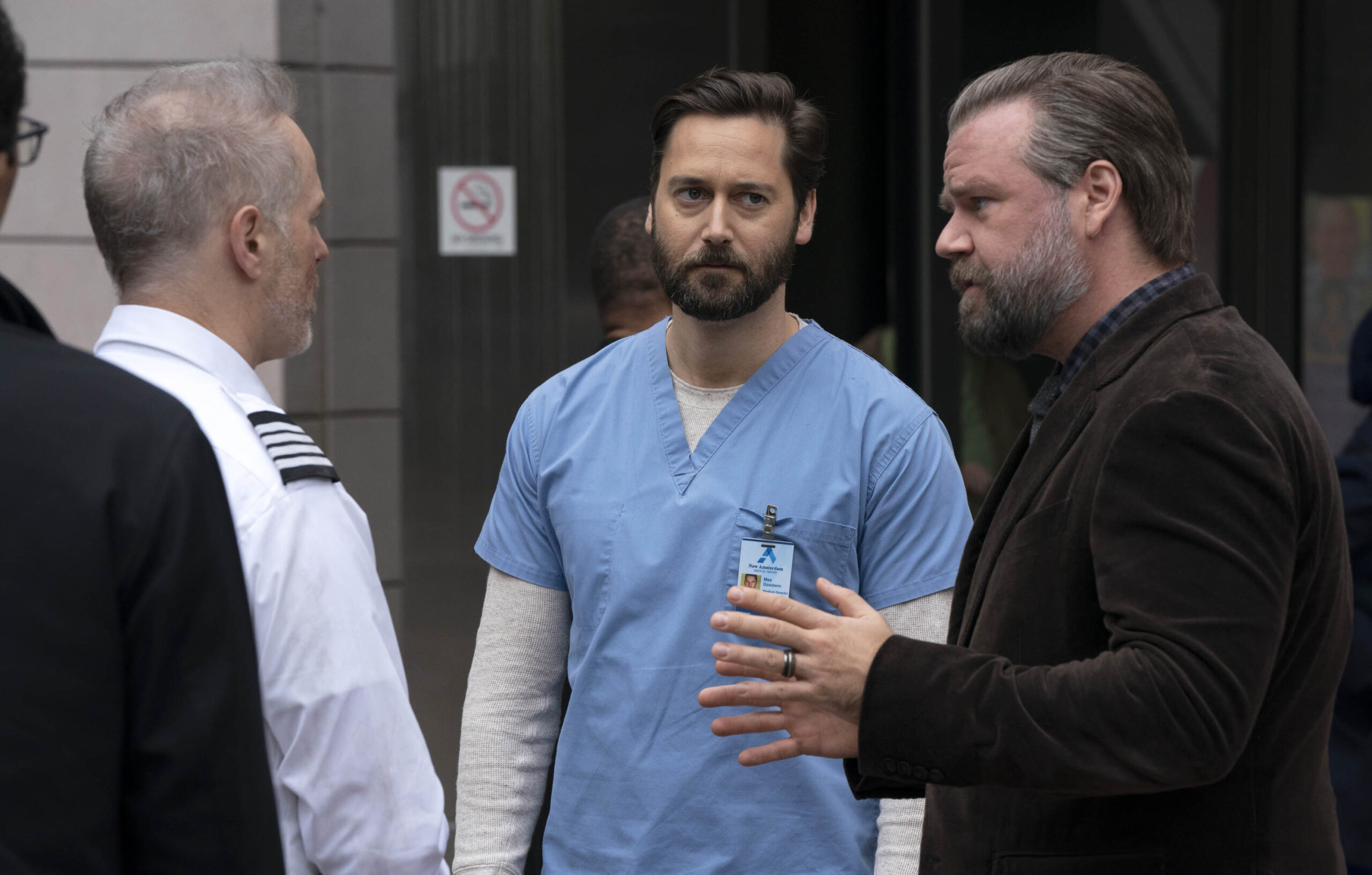 (S-D) Ryan Eggold come Dr. Max Goodwin, Tyler Labine come Dr. Iggy Frome in New Amsterdam 3x01 'The New Normal' [tag: Ryan Eggold, Tyler Labine] [credit: Virginia Sherwood/NBC; 2020 NBCUniversal Media, LLC; courtesy of Mediaset]