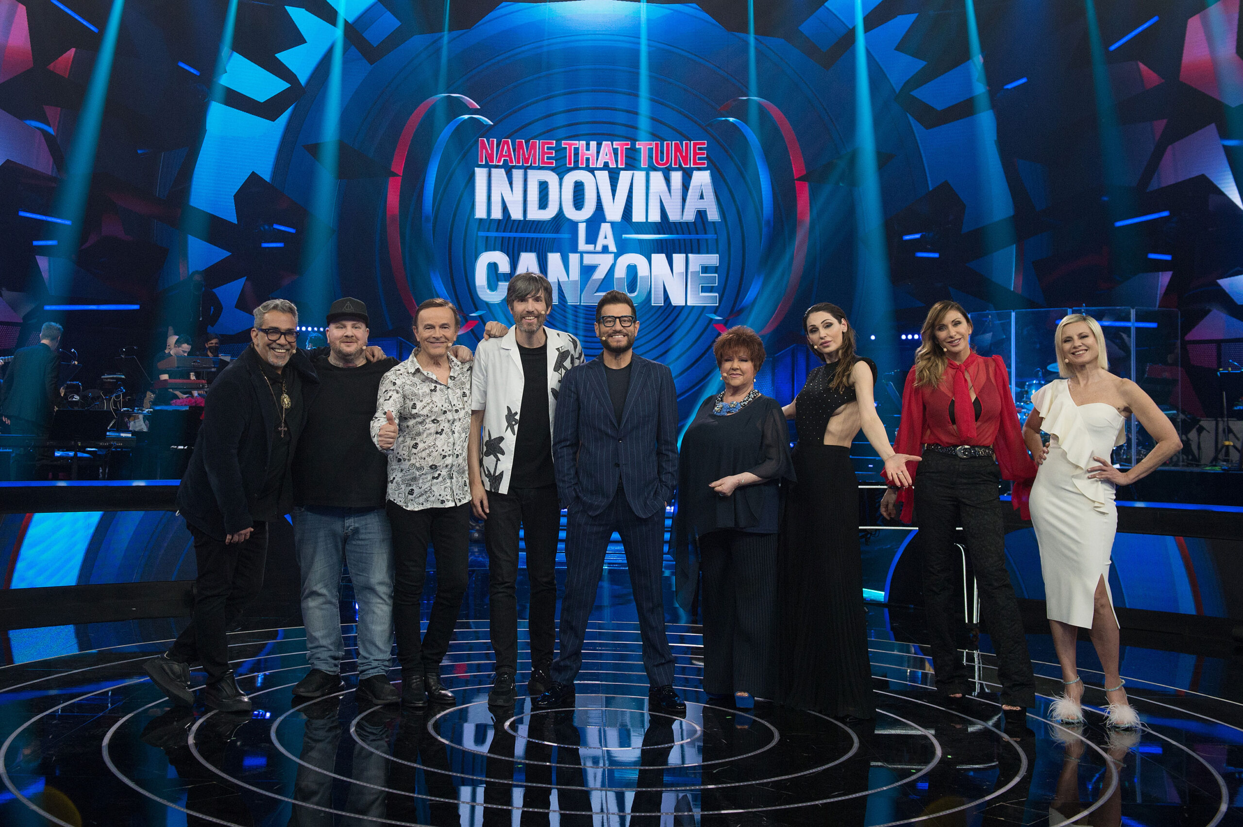 I protagonisti della seconda puntata di Name That Tune - Indovina La Canzone con Enrico Papi [tag: Orietta Berti, Anna Tatangelo, Sabrina Salerno, Antonella Elia, Enrico Papi, Bugo, Dodi Battaglia, Jake La Furia, Guillermo Mariotto] [credit: foto di Jule Hering; courtesy of TV8]