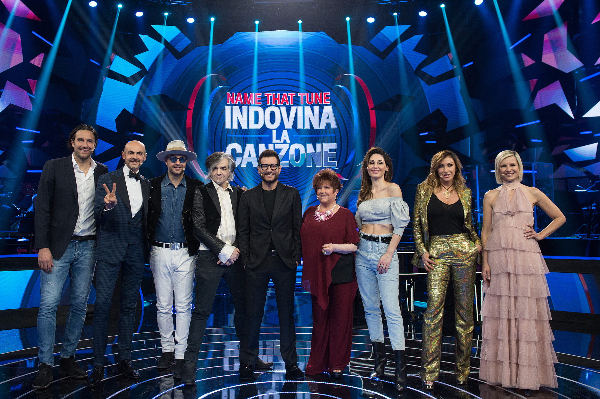 I protagonisti della prima puntata di Name That Tune - Indovina La Canzone con Enrico Papi [tag: Orietta Berti, Anna Tatangelo, Sabrina Salerno, Antonella Elia, Joe Bastianich, Morgan, Luca Toni, Enzo Miccio] [credit: foto di Jule Hering; courtesy of TV8]