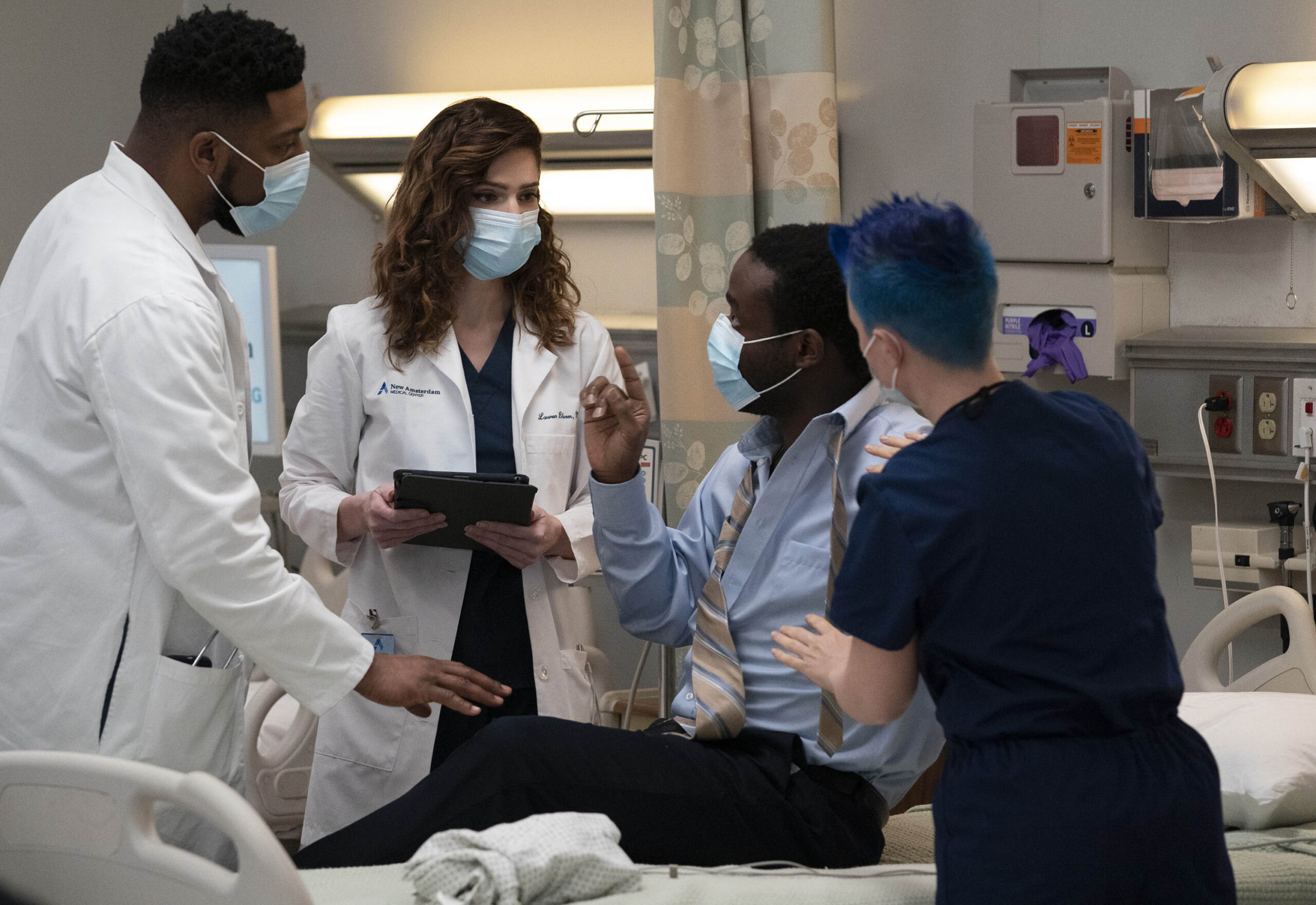 (S-D) Jocko Sims come Dr. Floyd Reynolds, Janet Montgomery come Dr. Lauren Bloom, Joshua Gitta come Kwame Adu, Em Grosland come Brunstetter in New Amsterdam 3x07 'The Legend of Howie Cournemeyer' [tag: Jocko Sims, Janet Montgomery, Joshua Gitta, Em Grosland] [credit: Virginia Sherwood/NBC; 2021 NBCUniversal Media, LLC; courtesy of Mediaset]