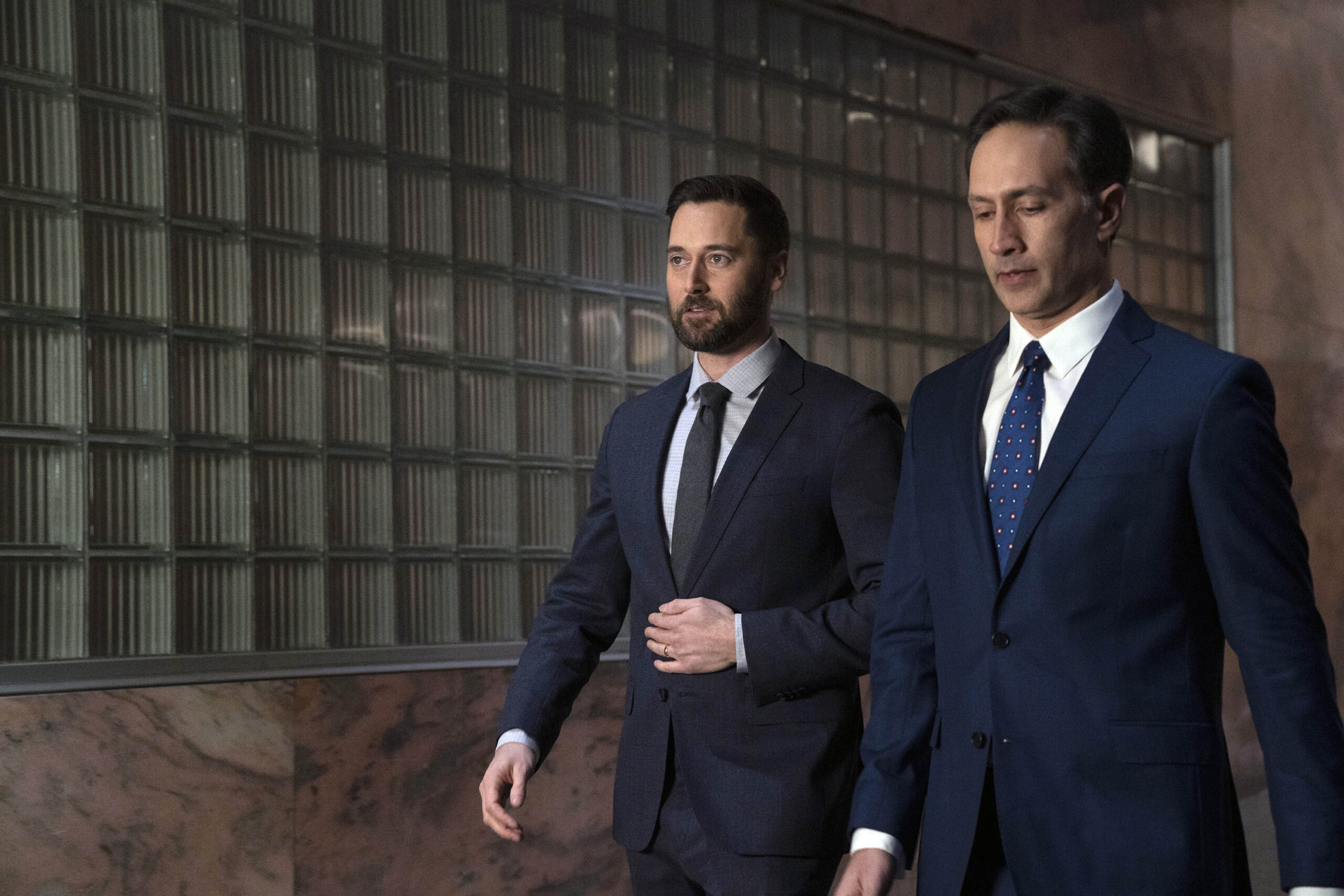 (S-D) Ryan Eggold come Dr. Max Goodwin, Gary Lee Mahmoud come Evan Nashton in New Amsterdam 3x09 'Disconnected' [tag: Ryan Eggold, Gary Lee Mahmoud] [credit: Virginia Sherwood/NBC; 2021 NBCUniversal Media, LLC; courtesy of Mediaset]