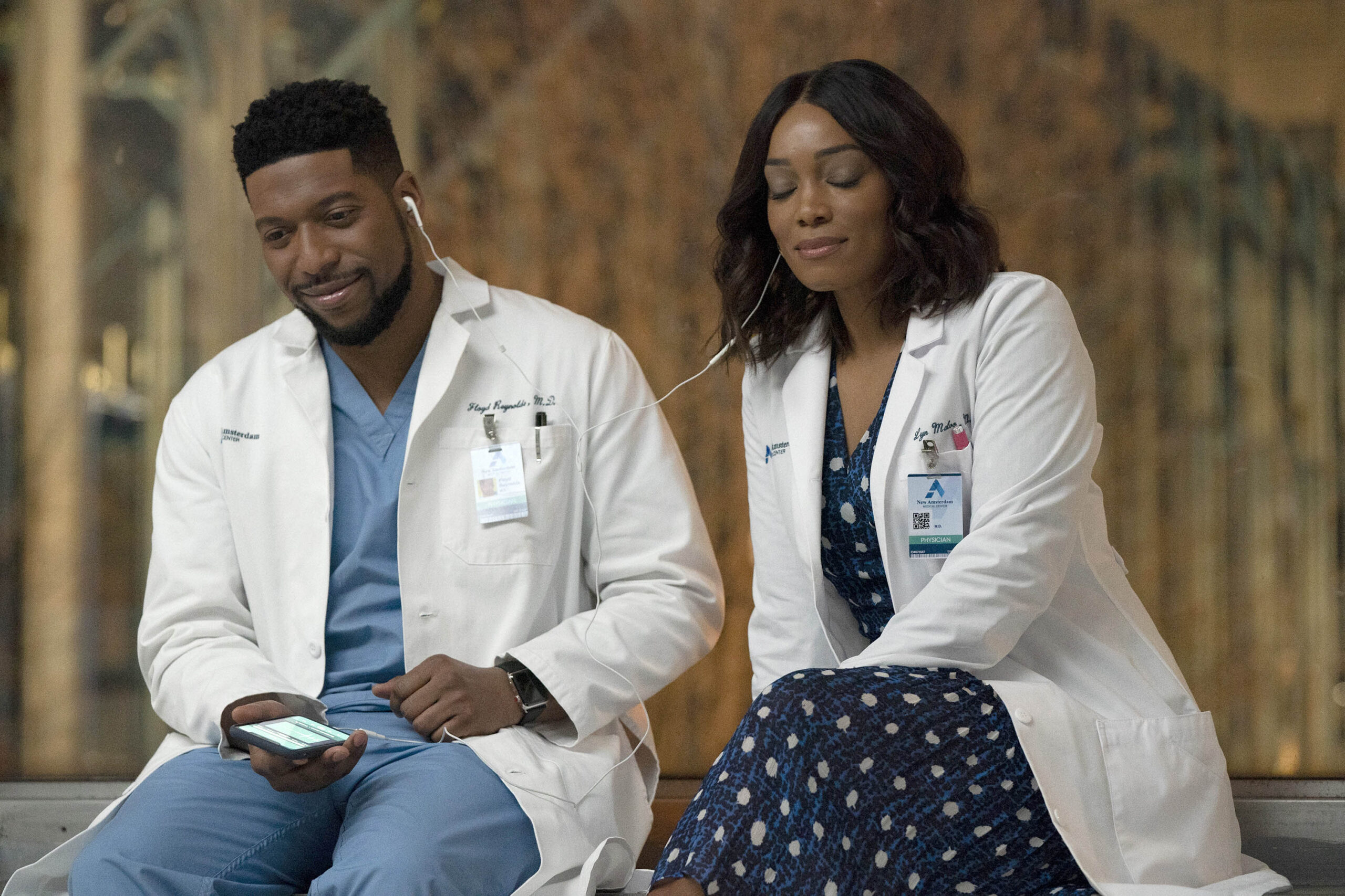 (S-D) Jocko Sims come Dr. Floyd Reynolds, Frances Turner come Dr. Lyn Malvo in New Amsterdam 3x10 'Radical' [tag: Jocko Sims, Frances Turner] [credit: Virginia Sherwood/NBC; 2021 NBCUniversal Media, LLC; courtesy of Mediaset]