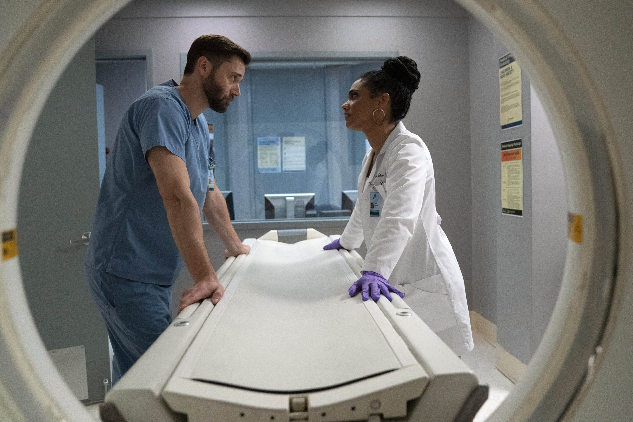 (S-D) Ryan Eggold come Dr. Max Goodwin, Freema Agyeman come Dr. Helen Sharpe in New Amsterdam 3x11 'Pressure Drop' [tag: Ryan Eggold, Freema Agyeman] [credit: Virginia Sherwood/NBC; 2021 NBCUniversal Media, LLC; courtesy of Mediaset]