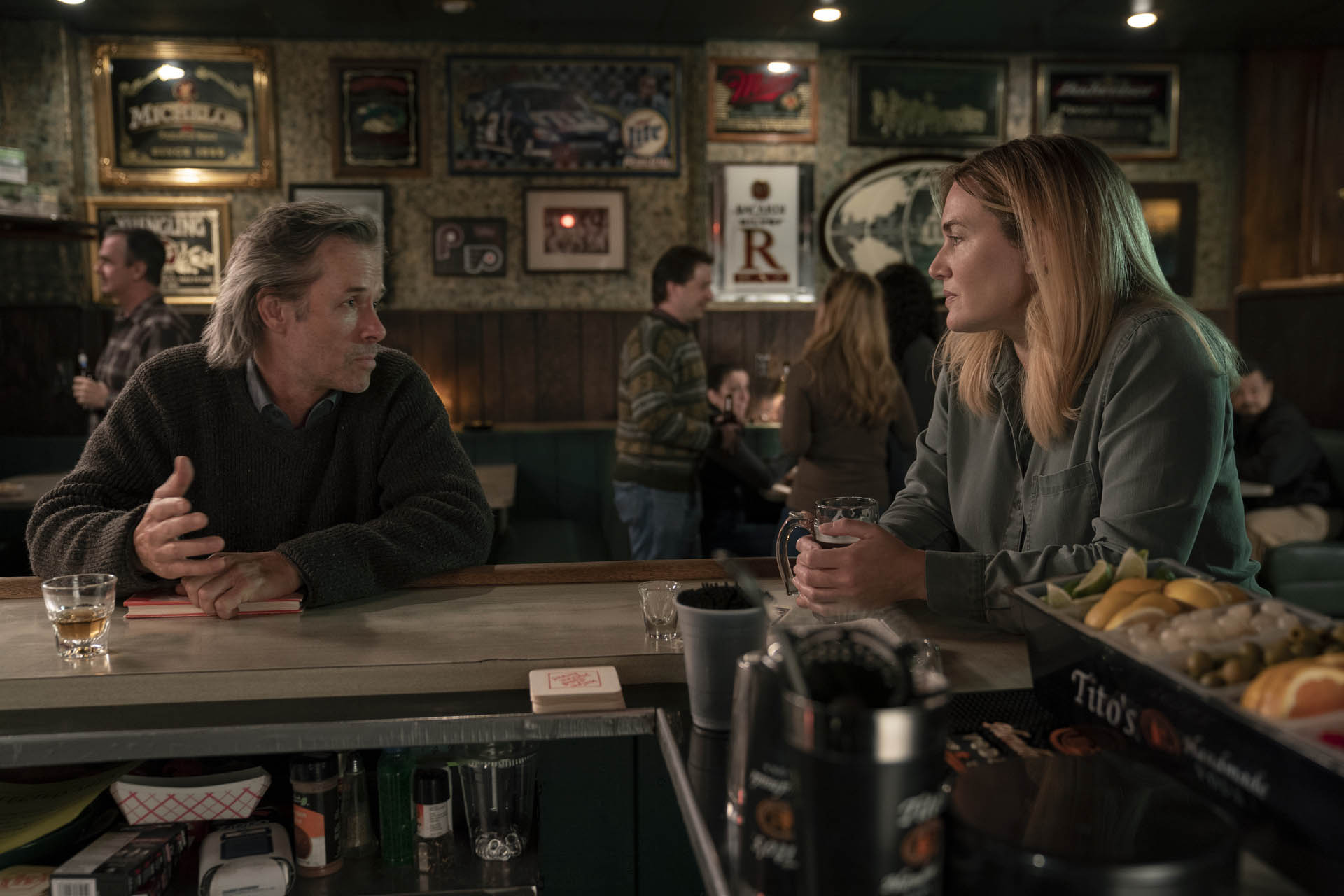 Omicidio a Easttown 1x01 'Miss Lady Hawk Herself' [tag: Guy Pearce, Kate Winslet] [credit: foto di Sarah Shatz/HBO]