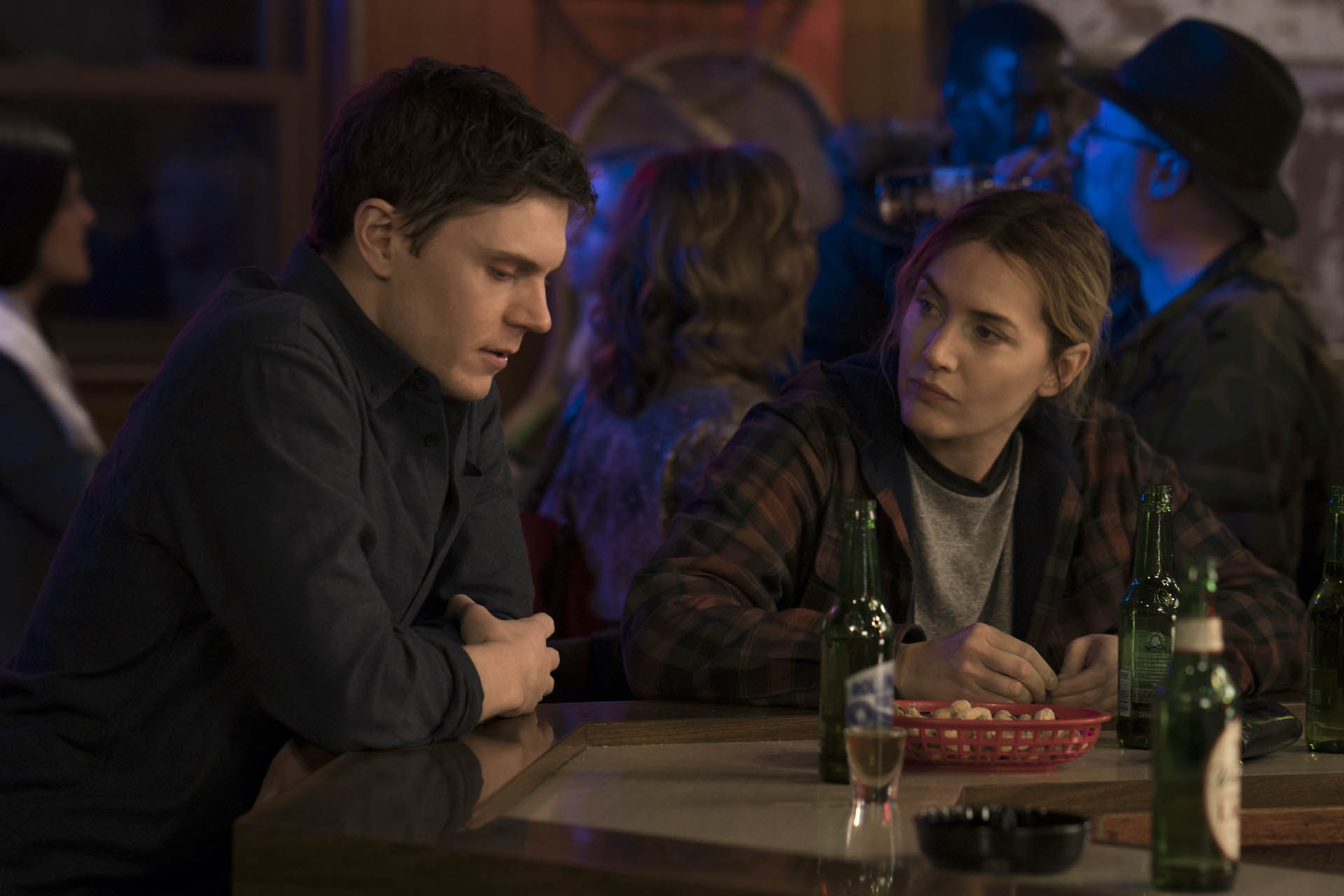 Omicidio a Easttown 1x03 'Enter Number Two' [tag: Evan Peters, Kate Winslet] [credit: foto di Michele K. Short/HBO; courtesy of WarnerMedia]