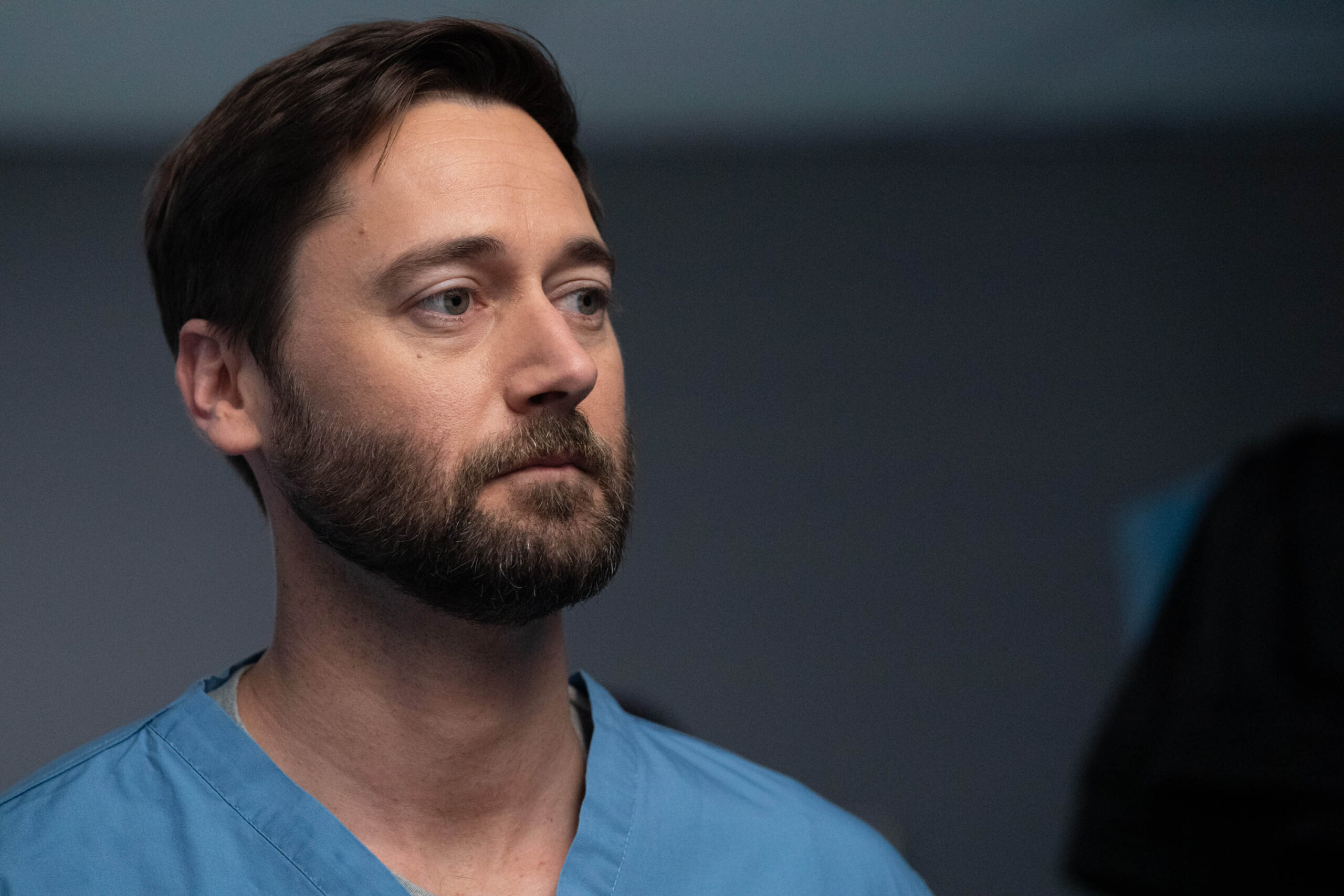 Ryan Eggold come Dr. Max Goodwin in New Amsterdam 3x14 'Death Begins in Radiology' [tag: Ryan Eggold] [credit: Virginia Sherwood/NBC; 2021 NBCUniversal Media, LLC; courtesy of Mediaset]