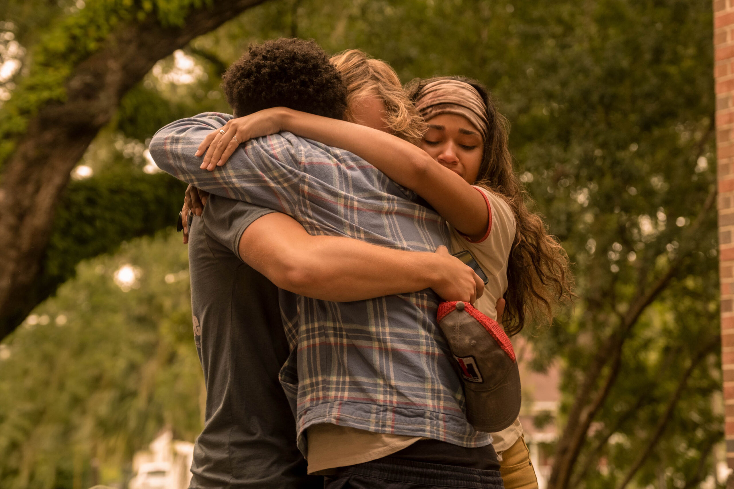 (S-D) Rudy Pankow come Jj, Jonathan Daviss come Pope e Madison Bailey come Kiara in Outer Banks 2x01 - Foto dal set [tag: Rudy Pankow, Jonathan Daviss, Madison Bailey] [credit: Jackson Lee Davis/Netflix]