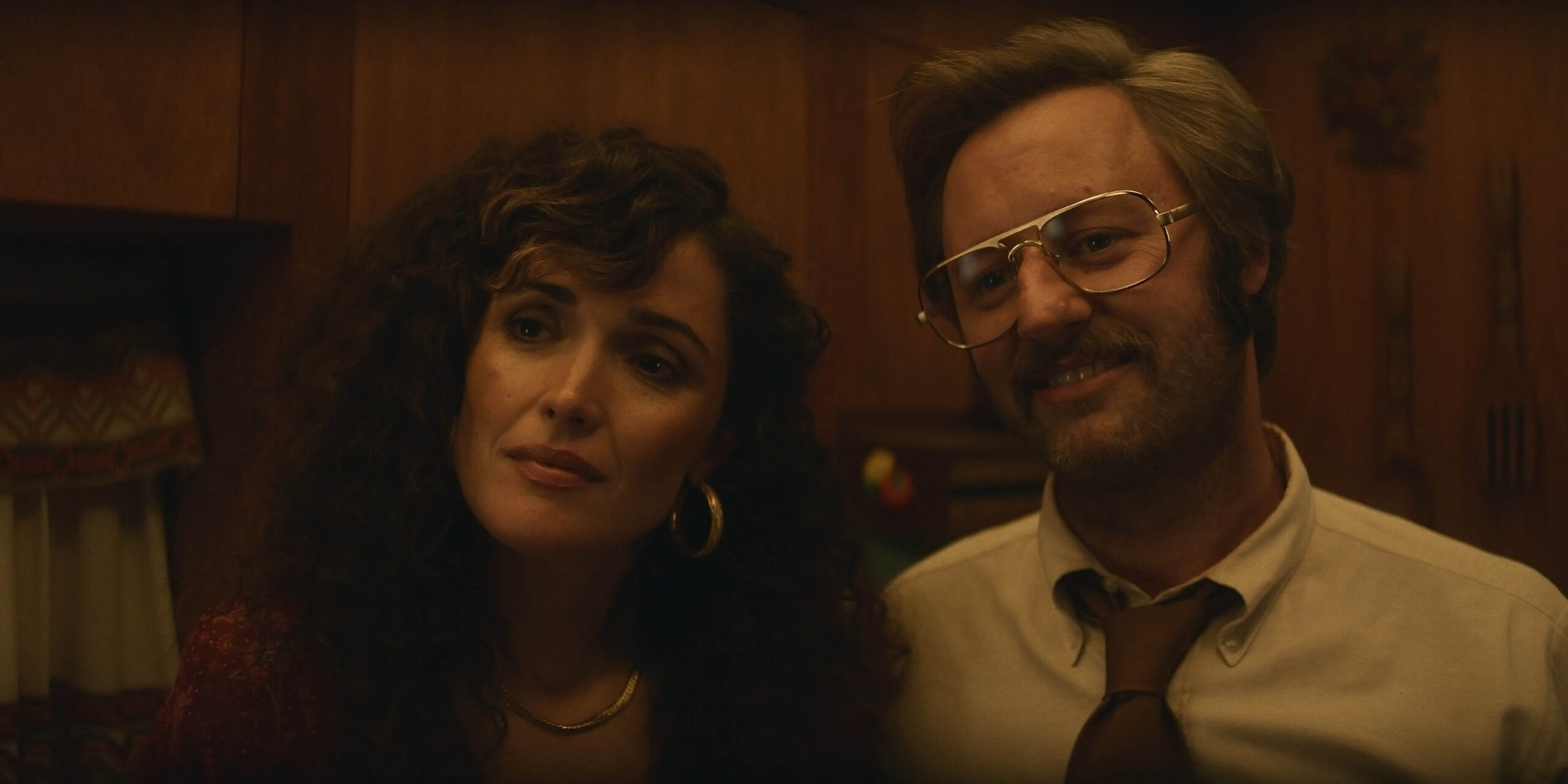 Rose Byrne e Rory Scovel in 'Physical' su Apple TV Plus [credit: courtesy of Apple]