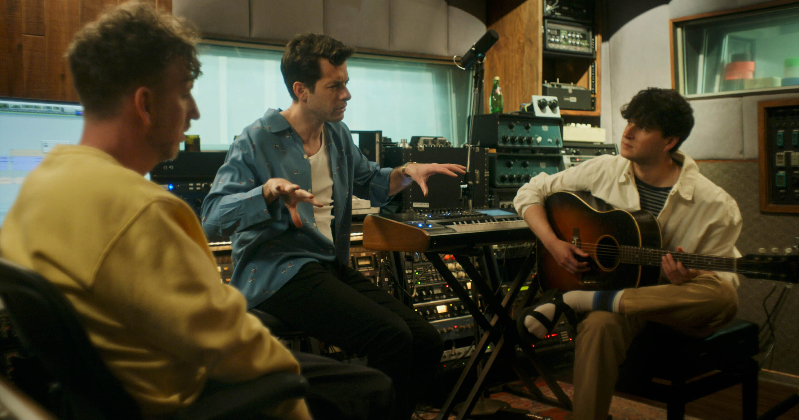 Ariel Rechtshaid, Mark Ronson, Ezra Koenig in Watch the Sound with Mark Ronson 1x01 [tag: Ariel Rechtshaid, Mark Ronson, Ezra Koenig] [credit: courtesy of Apple]