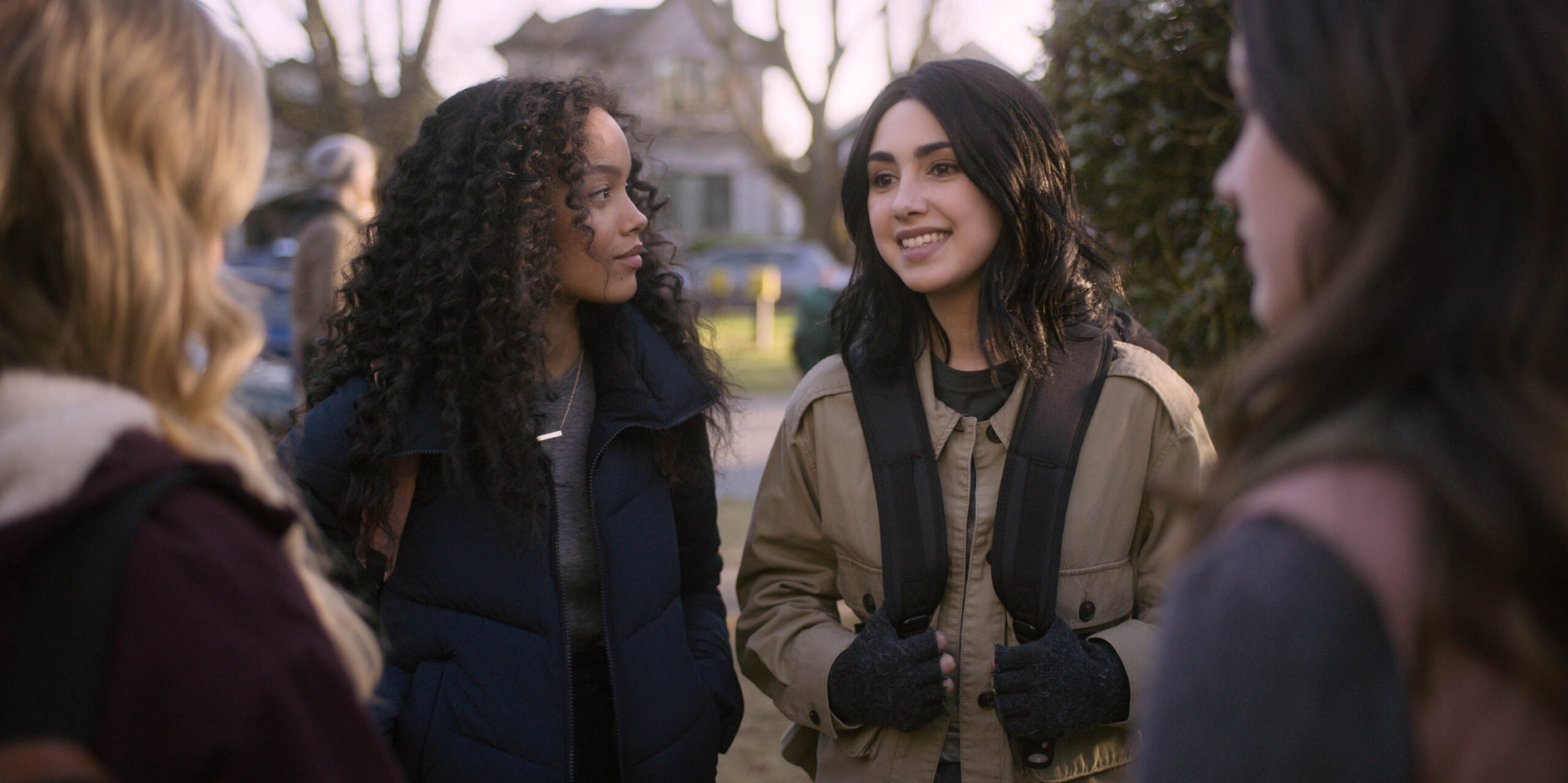 Whitney Peak e Alexa Mansour in Home Before Dark 2x02 [credit: courtesy of Apple]