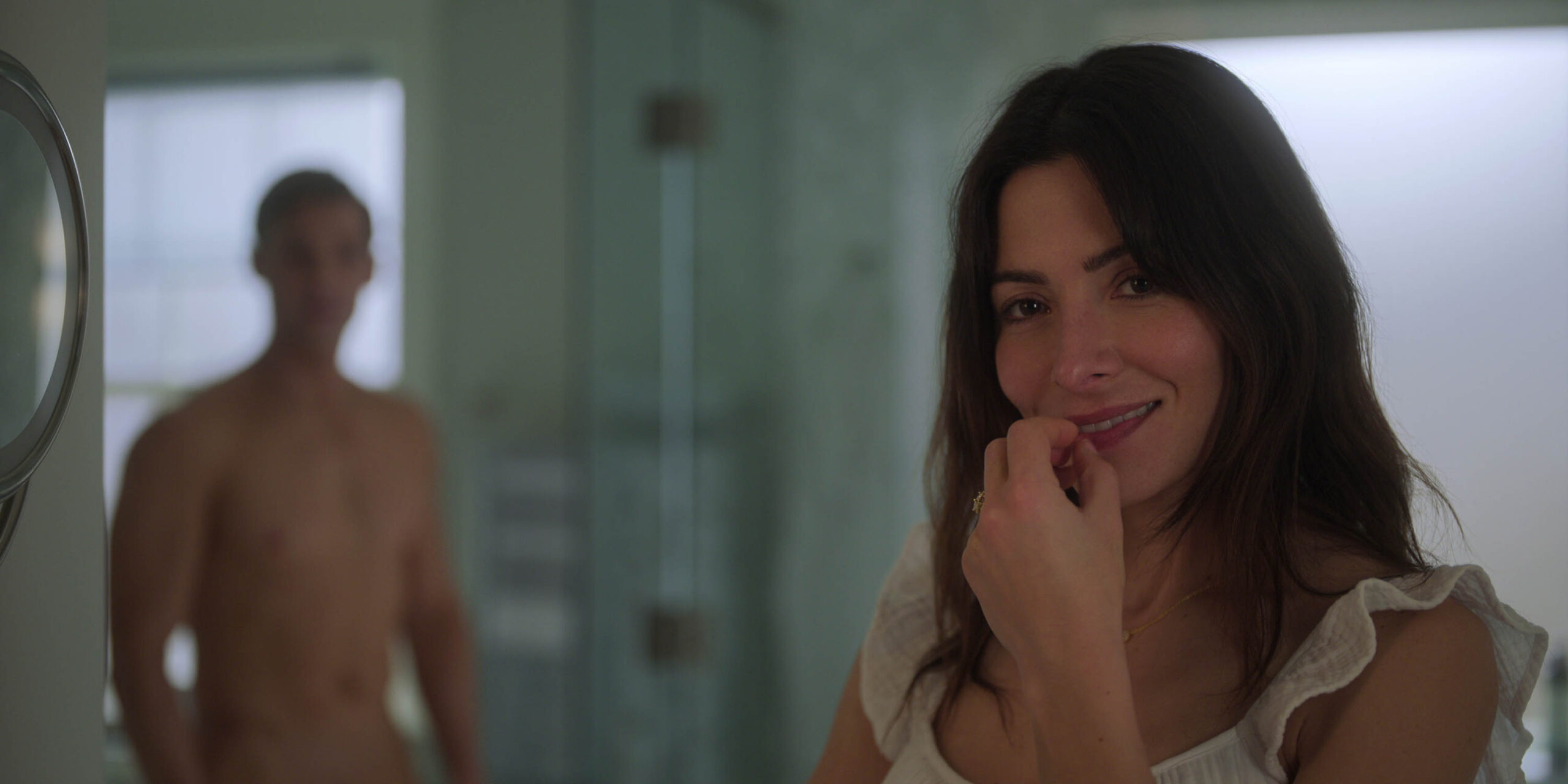 Sarah Shahi come Billie Connelly in Sex/Life 1x01 'The Wives Are in Connecticut' [credit: courtesy of Netflix]
