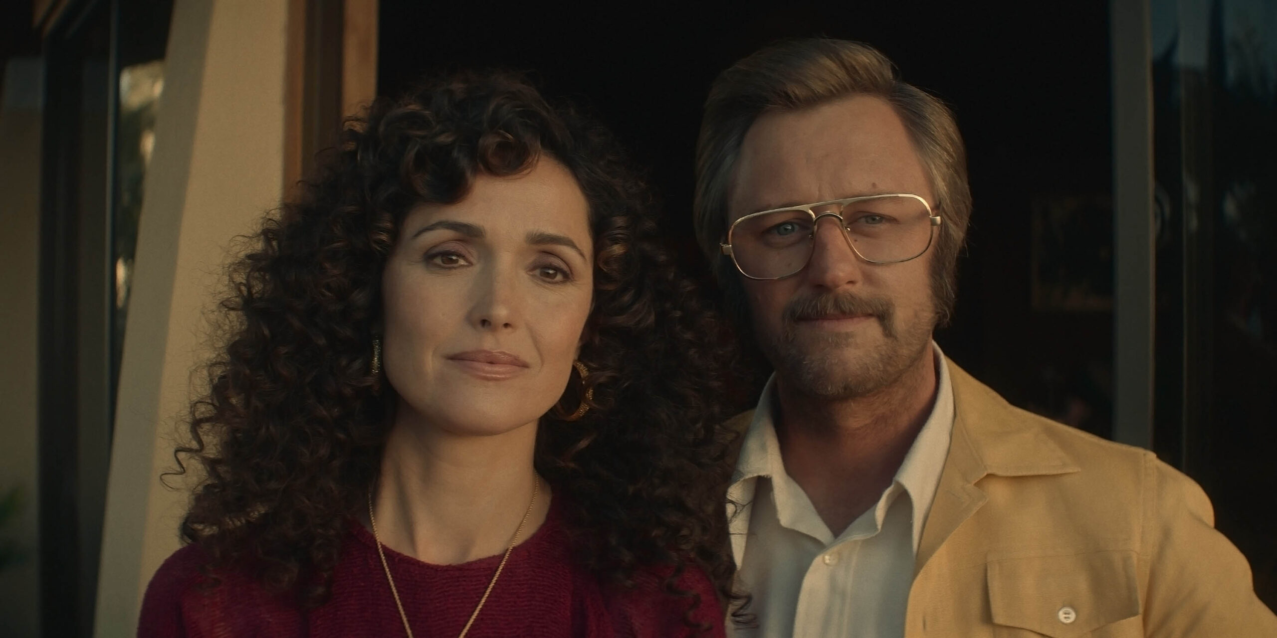 Rose Byrne e Rory Scovel in 'Physical' 1x07 su Apple TV Plus [tag: Rose Byrne, Rory Scovel] [credit: courtesy of Apple]