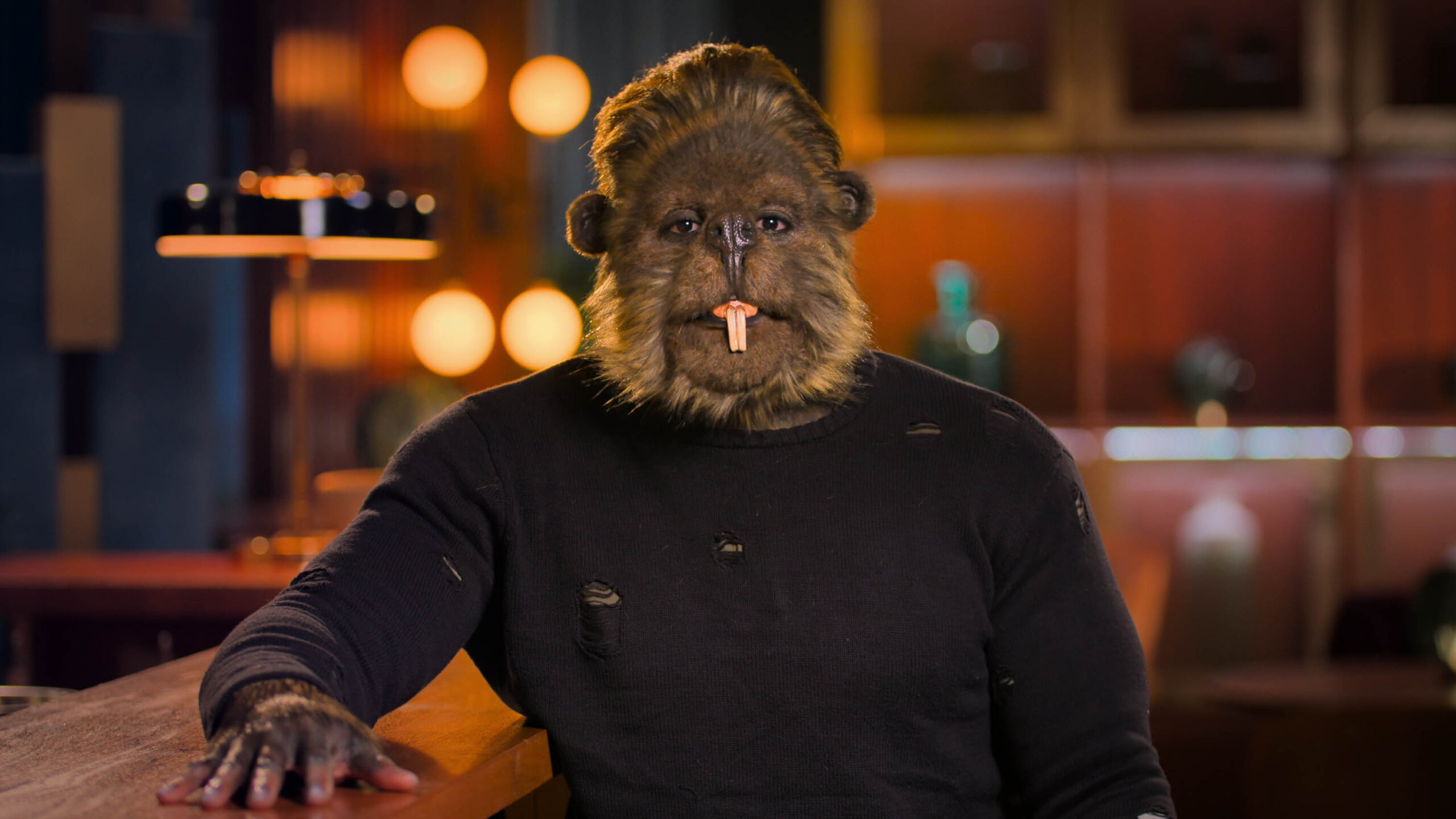 James il castoro in Sexy Beasts 1x02 su Netflix [credit: courtesy of Netflix]