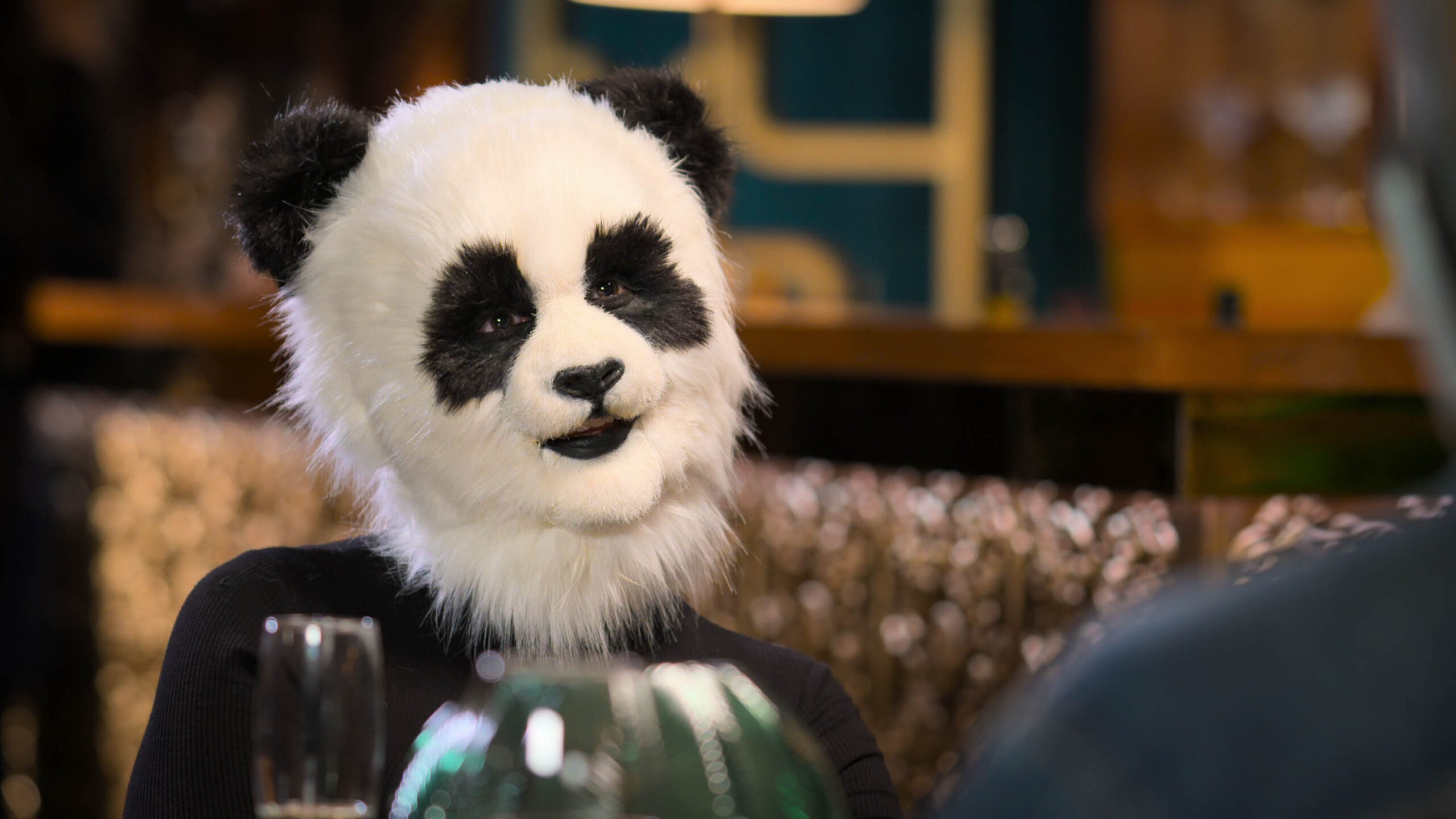 Kariselle il panda in Sexy Beasts 1x03 su Netflix [credit: courtesy of Netflix]