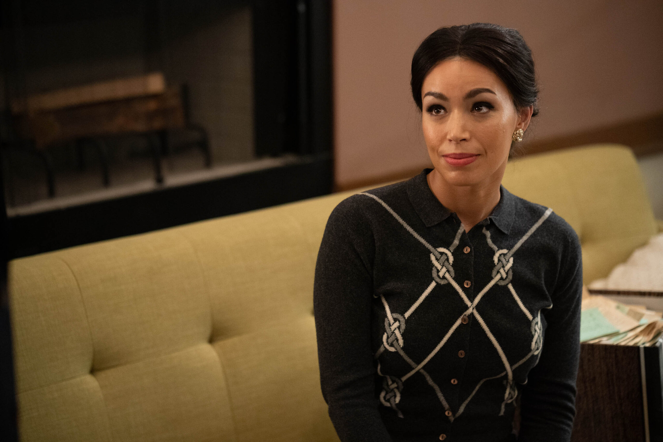 Ilfenesh Hadera come Mayme Johnson in scena da 'Godfather of Harlem' 2x03 - The Little Fruit Stand Riot [tag: Ilfenesh Hadera] [credit: foto di Myles Aronowitz; Copyright Myles Aronowitz/Epix; courtesy of Disney Italia]