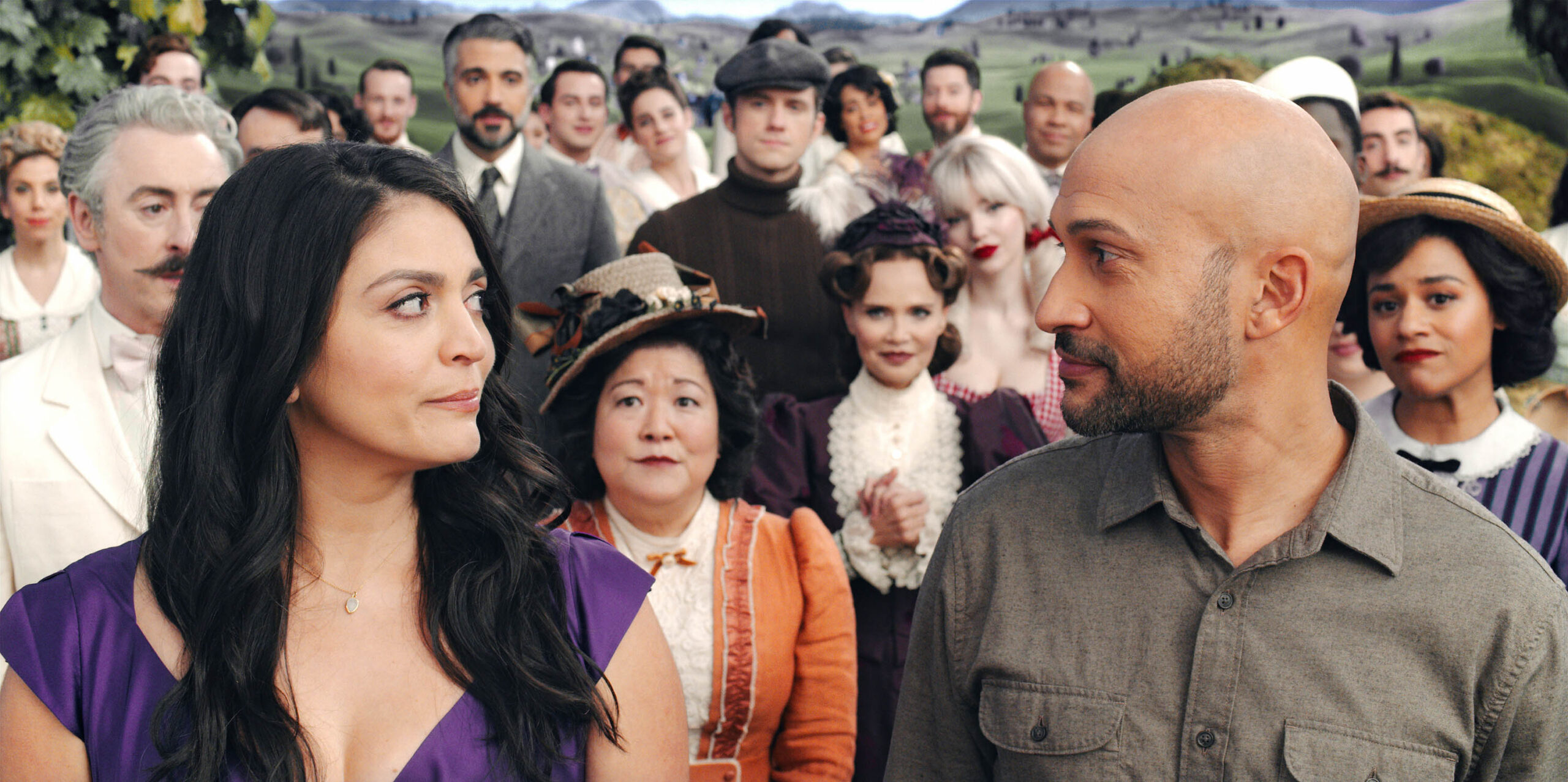 Cecily Strong e Keegan-Michael Key in 'Schmigadoon!' 1x06 [credit: courtesy of Apple]