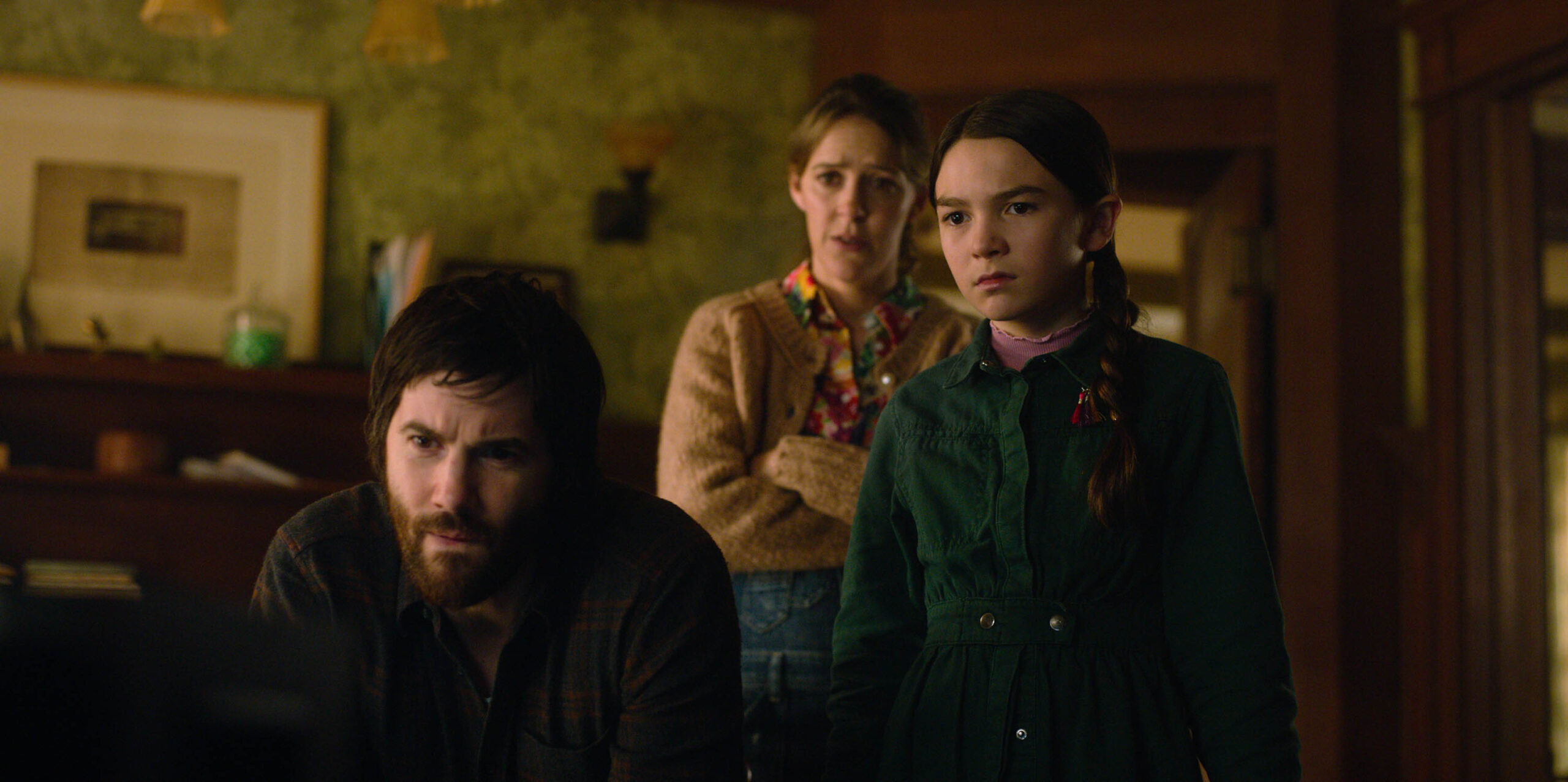 Brooklynn Prince, Abby Miller e Jim Sturgess in Home Before Dark 2x08 [credit: courtesy of Apple]