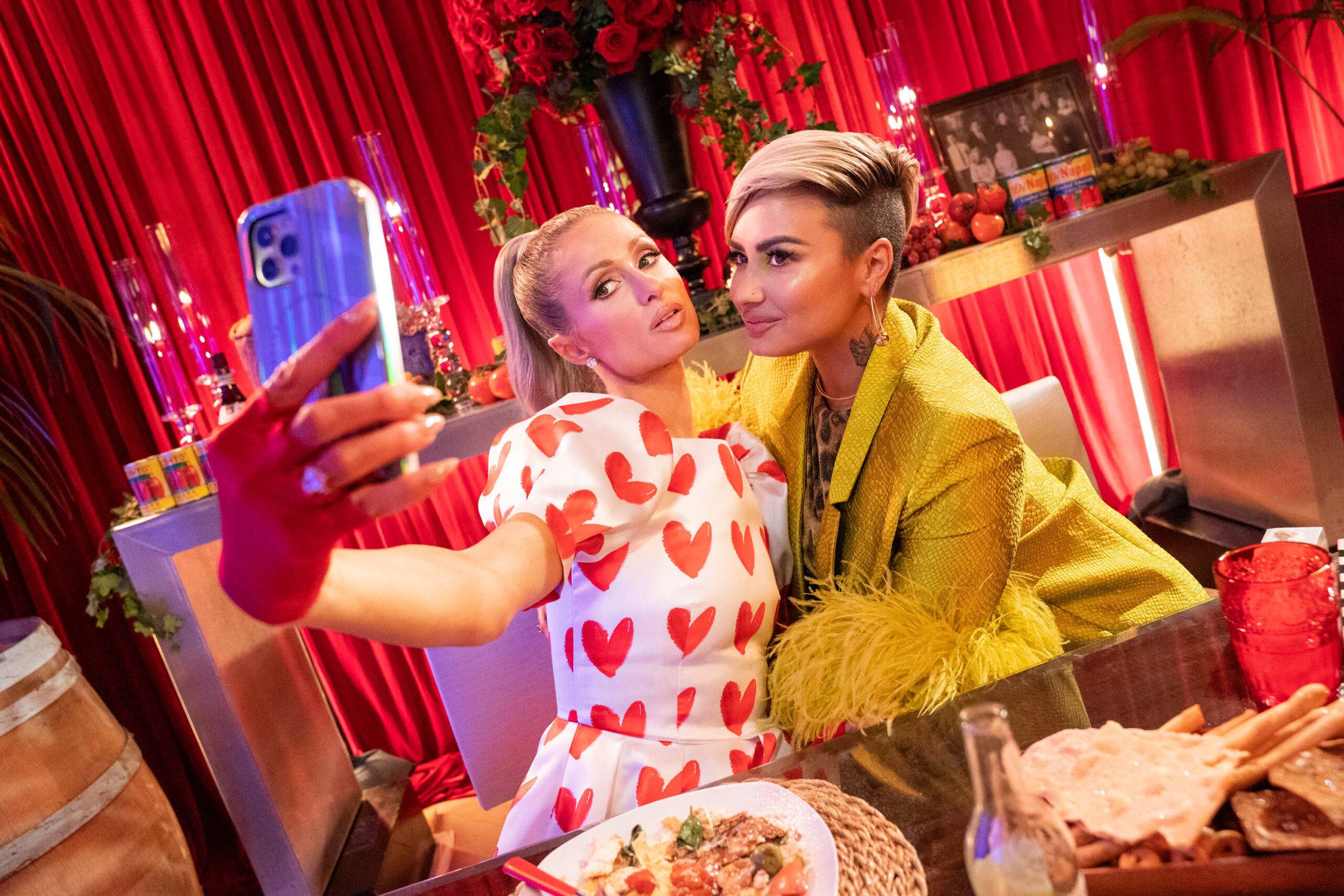 (S-D) Paris Hilton e Demi Lovato in 'In cucina con Paris' su Netflix [tag: Paris Hilton, Demi Lovato] [credit: Kit Karzen/Netflix]