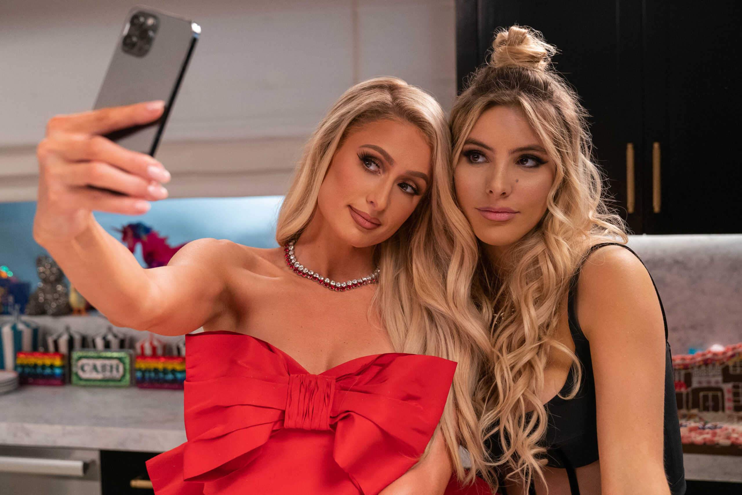 (S-D) Paris Hilton e Lele Pons in 'In cucina con Paris' su Netflix [tag: Paris Hilton, Lele Pons] [credit: Kit Karzen/Netflix]