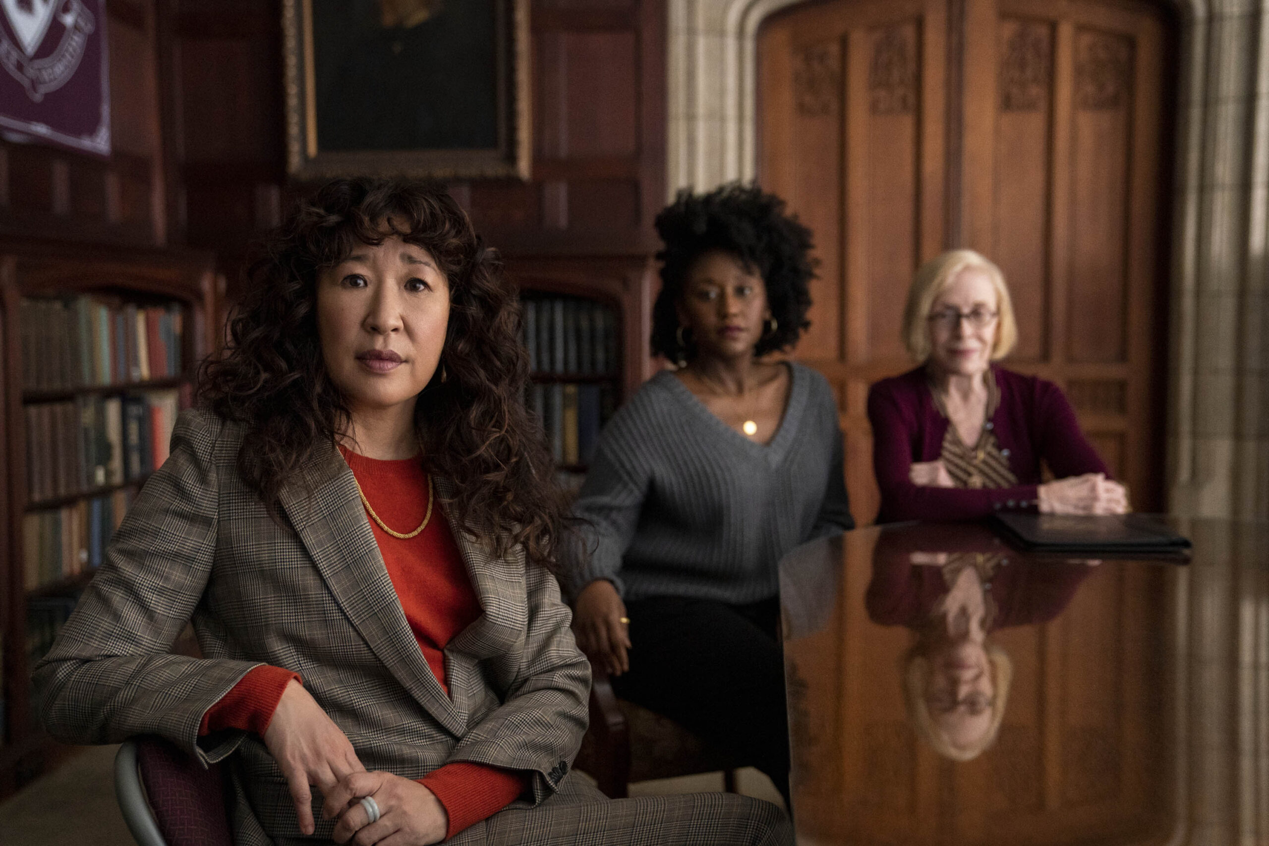 (S-D) Sandra Oh come Ji-Yoon, Nana Mensah come Yaz e Holland Taylor come Joan in 'La direttrice' 1x06 su Netflix [credit: Eliza Morse/Netflix]