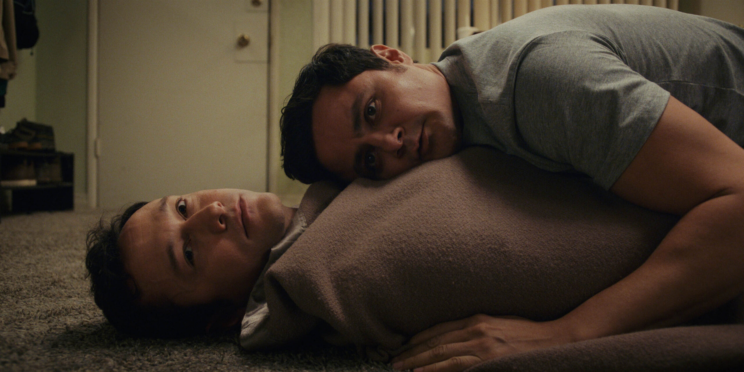 Joseph Gordon-Levitt e Arturo Castro in Mr. Corman 1x03 [tag: Joseph Gordon-Levitt, Arturo Castro] [credit: courtesy of Apple]