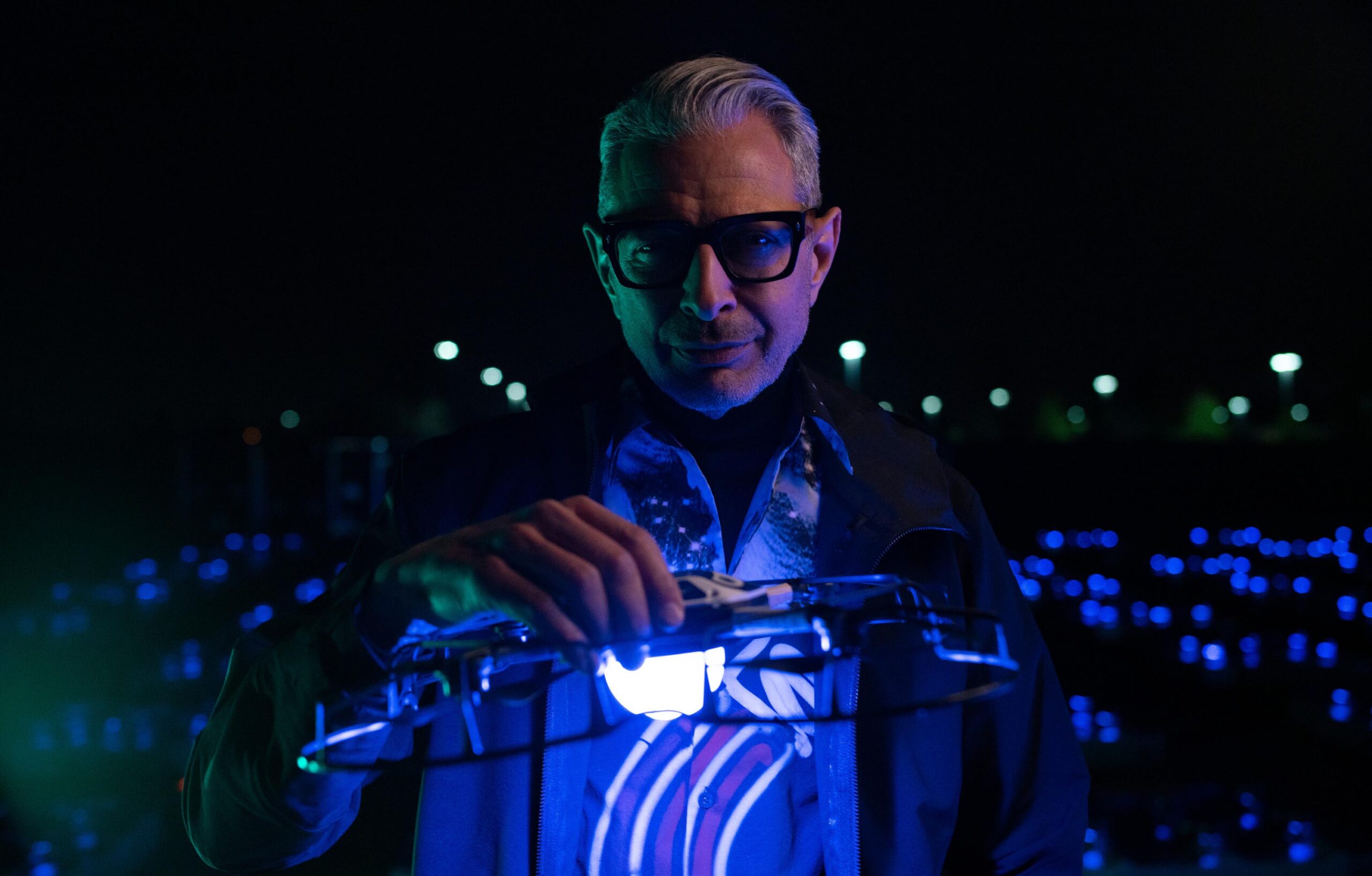 Folsom, CA - Jeff Goldblum tiene in mano un drone Intel che viene utilizzato per spettacoli luminosi come alternativa ai fuochi d'artificio [credit: National Geographic/Justin Koenen]