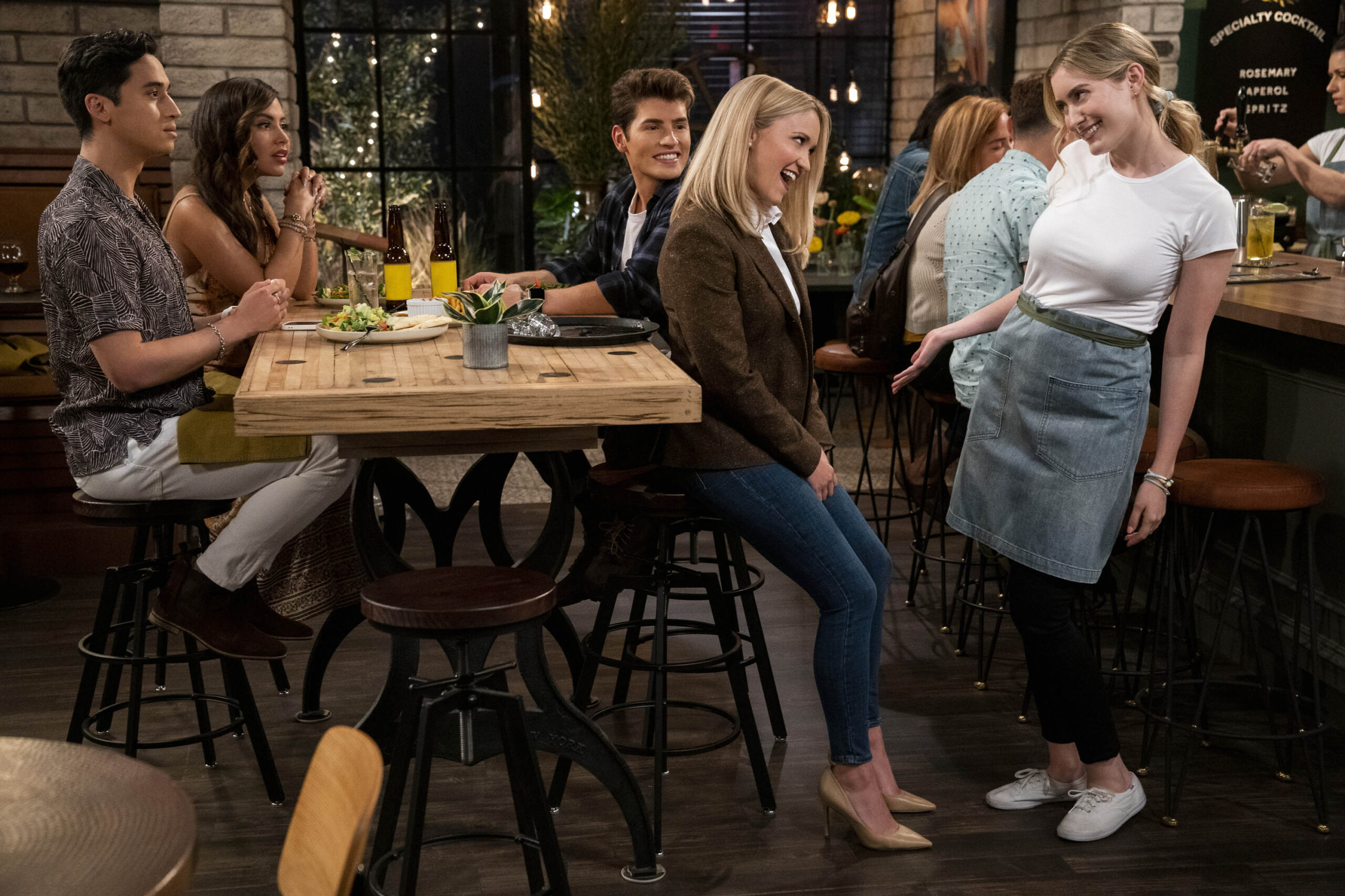 (S-D) Michael Hsu Rosen come Jayden, Cinthya Carmona come Solana, Gregg Sulkin come Grant, Emily Osment come Chelsea e Olivia Macklin come Claire in Pretty Smart 1x02 [credit: Tyler Golden/Netflix; Copyright 2021 Netflix, Inc.]