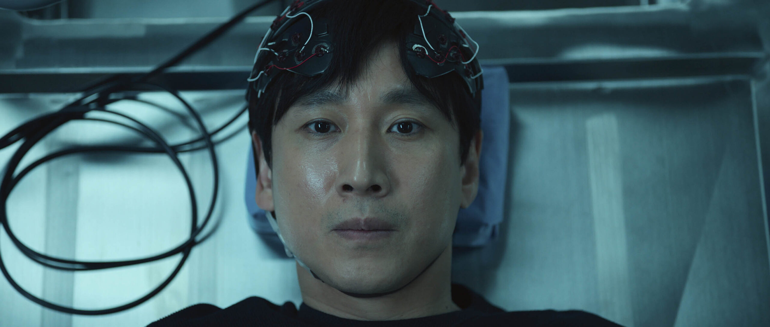 LEE Sun-kyun in Dr. Brain 1x03 [credit: courtesy of Apple]