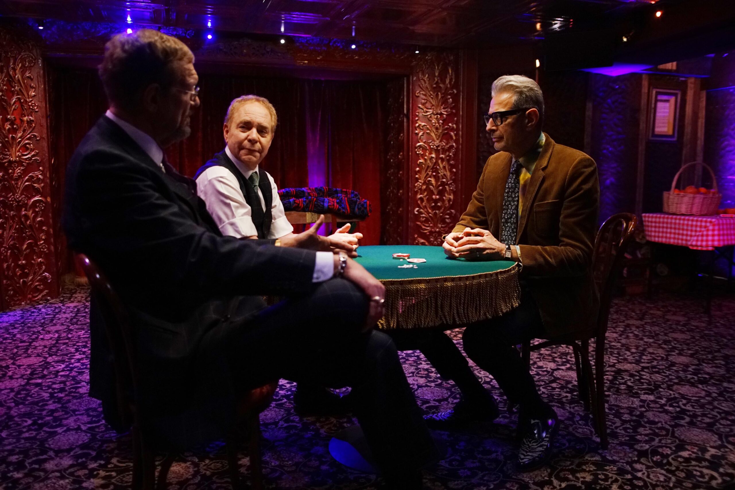 Los Angeles, CA - Jeff Goldblum (destra) parla di magia con Penn (sinistra) e Teller (centro) [credit: National Geographic]