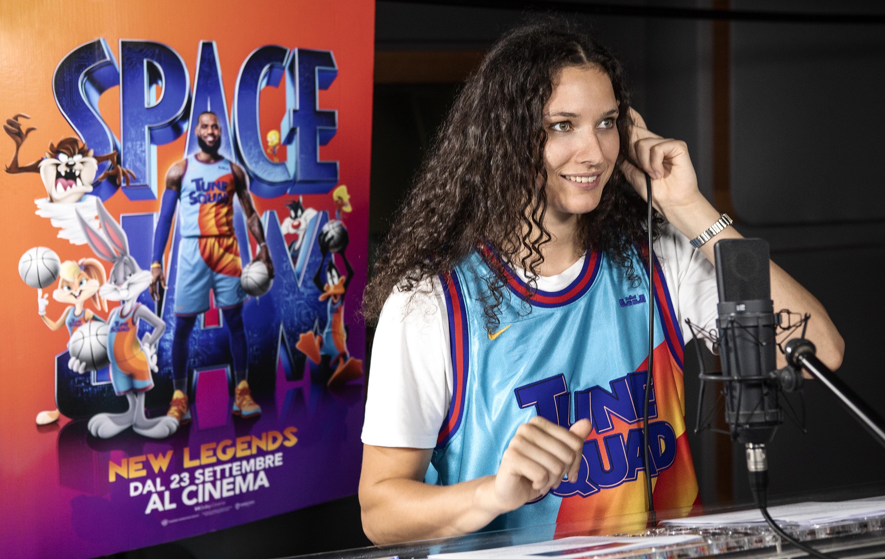 Cecilia Zandalasini in sala doppiaggio per Space Jam: New Legends [credit: courtesy of Warner Bros. Entertainment Italia]