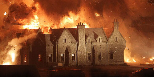 Skyfall, il set inizia a scaldarsi: casa in campagna esplode e s’incendia