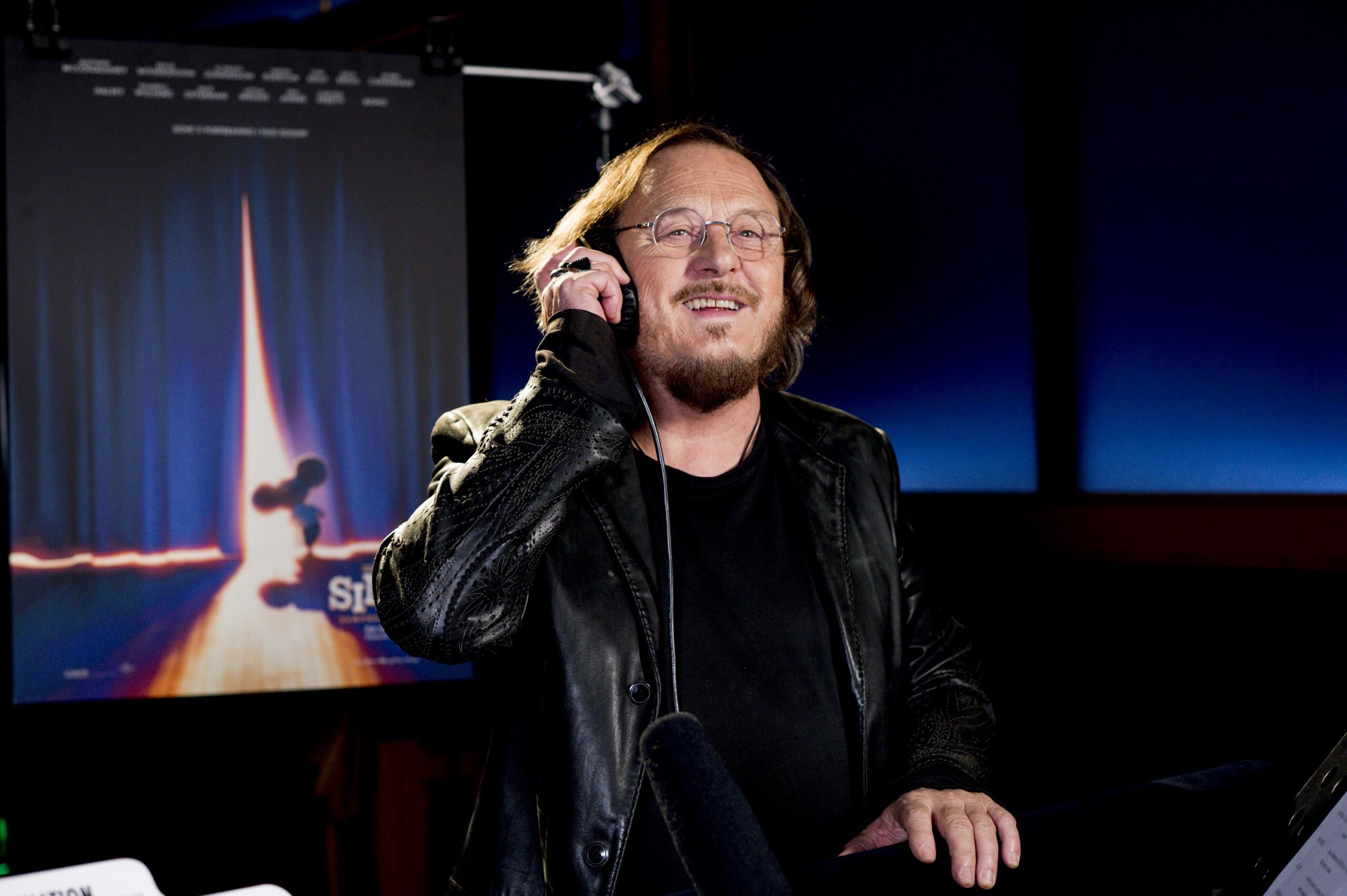 Zucchero in sala doppiaggio di Sing 2: Sempre più Forte [credit: courtesy of Universal Pictures]